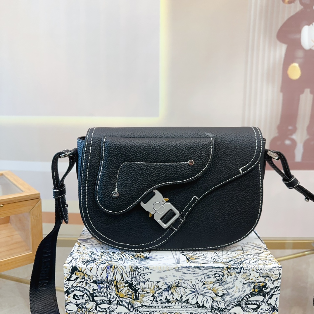 p180配礼盒🎁 Dior/迪奥 新款 男包系列的相机包实在帅la~ 简单有质感的设计对于日常即使不爱穿搭的男生都很友好 基础款搭配起来也能提升整体时髦度实用又很高级 尺寸 ：24*6*17cm