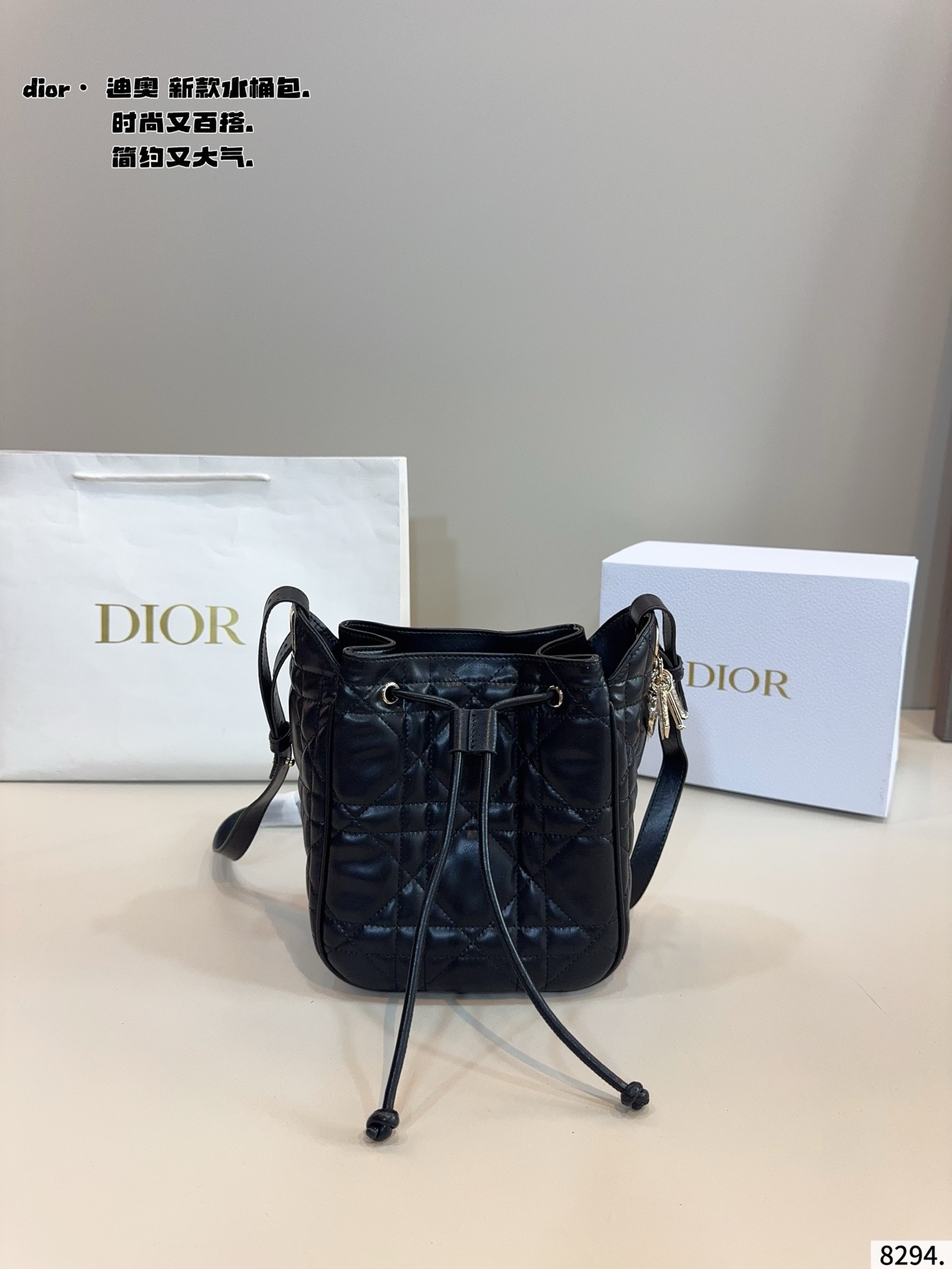 p200配礼盒🎁 D家 迪奥新款 caro 水桶包. 又酷又甜的水桶包 出門随手一拎就很好看 Dior新品真的太戳我拉 CEST DIOR出场就是王炸! 这个小水桶太太太有设计感拉 这种容量非常感人 一直焊死在身上的水桶尺寸:18*11*20cm