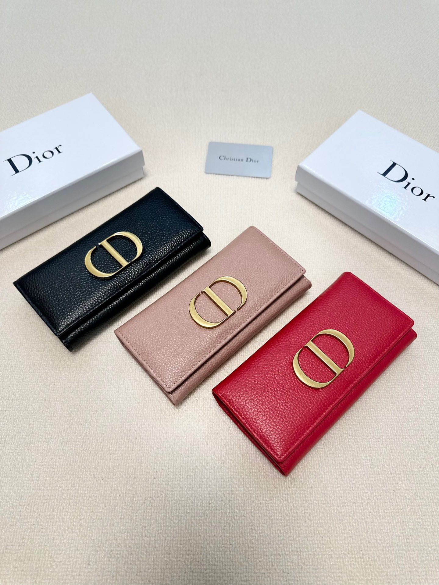P95🎀🎀颜色 黑 粉 红🎀尺寸 19x10🎀迪奥👏时尚钱包 🎃🎃头层牛皮🐂内阁超丰富👍女士专属🔥现货