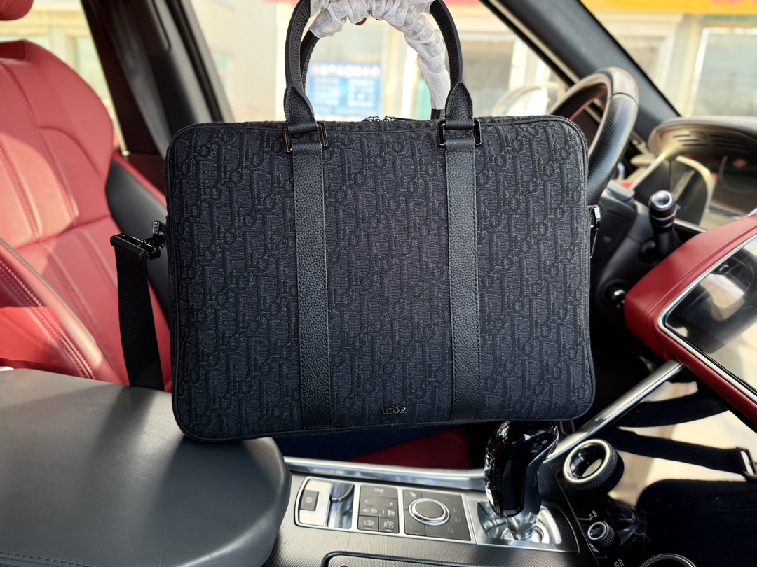 p245 牛皮版 📷高端货‼️ 新款 &ldquo; DIOR &rdquo;迪奥公文包💼 DIOR迪奥 OBLIQUE 印花Logo拆卸的皮革肩带 棉 单肩斜挎手提公文包 dior迪奥牛皮公文包 男款 黑色进口原厂面料🐂高清五金logo标志、专用里内里。顺滑拉链、油边平滑、做工精致每个细节到位！男人必备款。规格：38x28x6cm 配折叠礼盒🎁