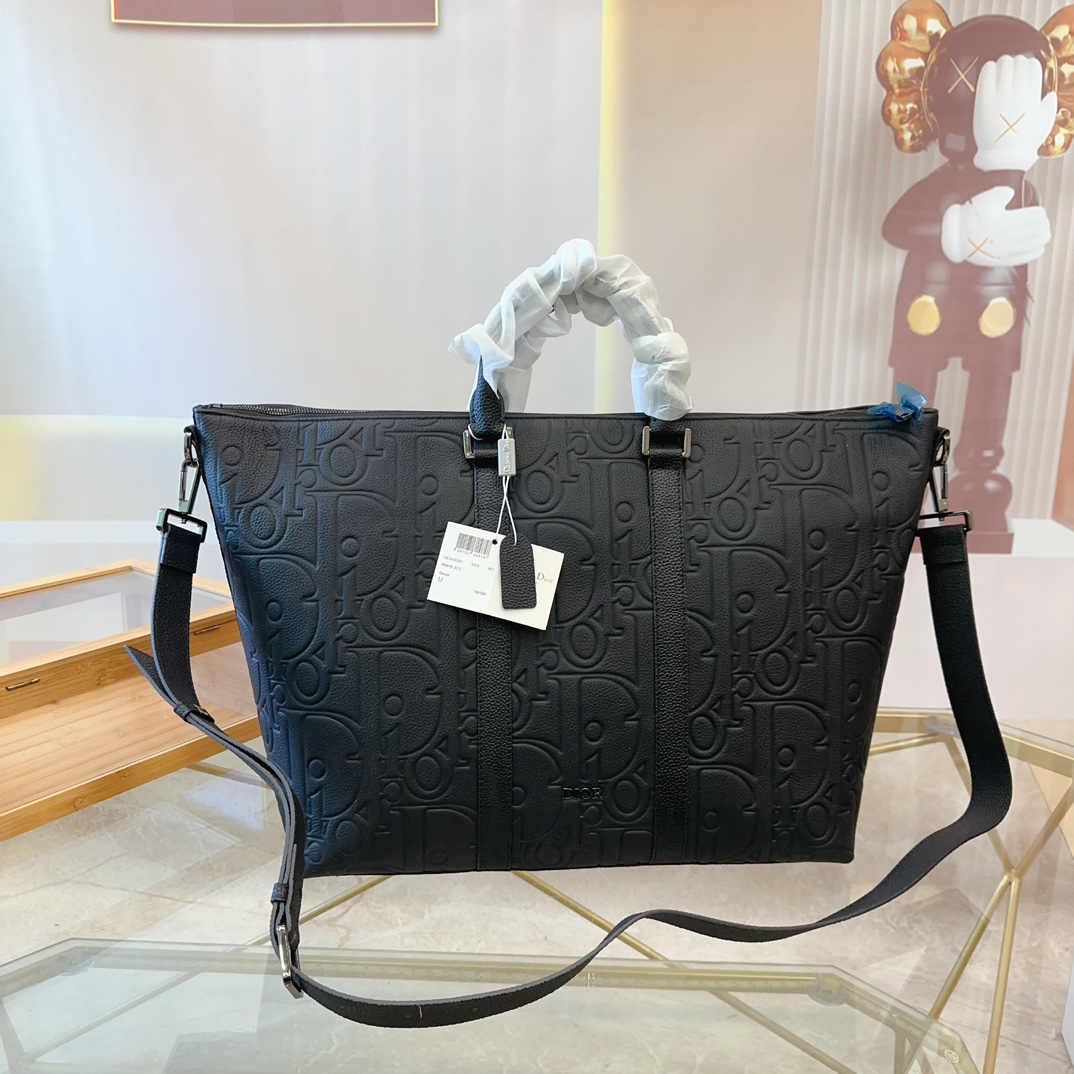 P280 DIOR 迪奥 Weekender 40 可调节可拆卸肩带拉链开合 Gravity印花效果粒面牛皮 牛皮公文包包 电脑包 手提包 采用精湛镶嵌细工，经典百搭 实物拍摄 原厂原版面料 配送防尘袋 34 x 55cm