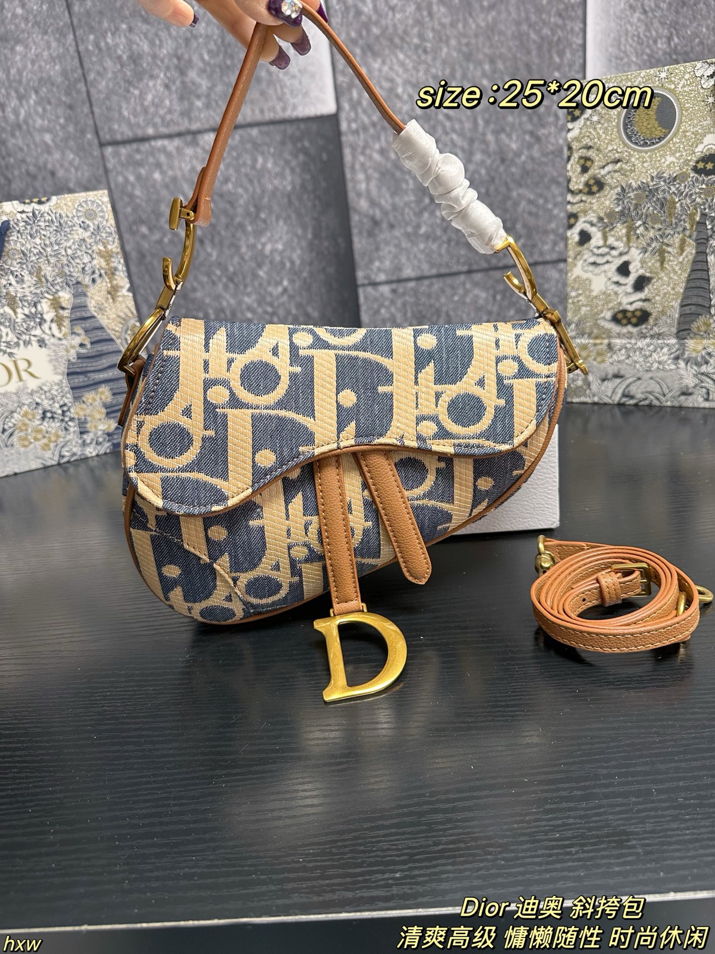 P160配盒 Dior 迪奥 斜挎包 迪奥家2025早春这款蓝米拼色酒椰草Oblique也太仙了吧!迪奥家的灵魂印花,辨识度💯!永不过时的存在,比全皮更特别!自带度假慵懒感,质感独特又轻盈。背出去是焦点! 尺寸:25*20cm