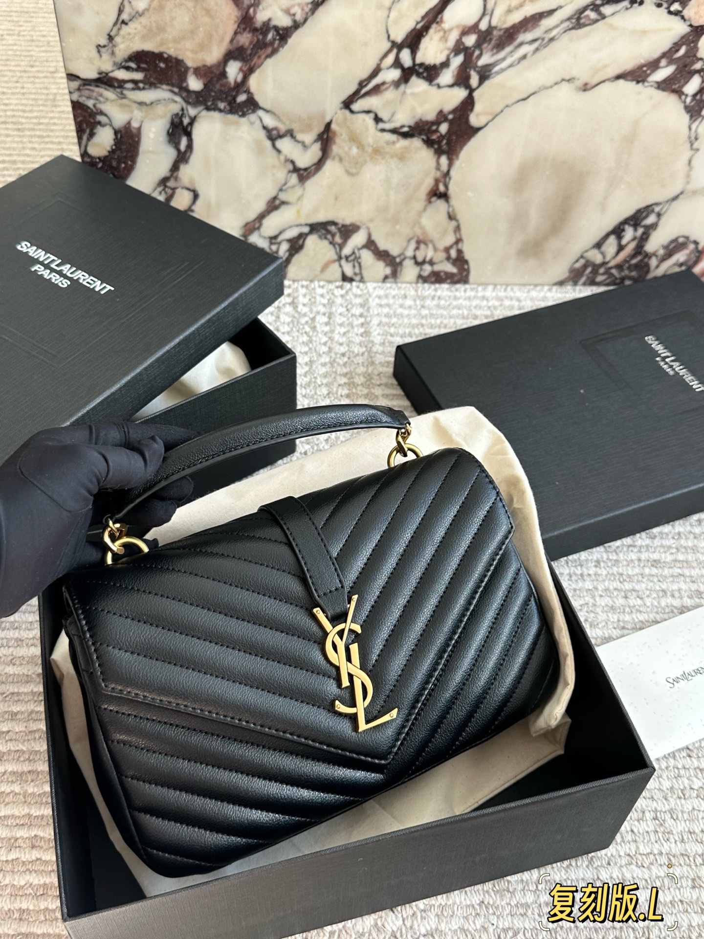 原版品质 p180。 礼盒包装 🅰 YSL 圣罗兰V格 邮差包牛皮 &hearts;SLP 西班牙进口原版皮！邮差包 原版粗旷鎏金链条 标签S*int Laurent 链条包，圣罗兰（ysl）专柜永恒经典同步款，来自最新一季的绝妙设计，包身廓形类似邮差，经典的monogram logo点缀，超大容量， 五金更是特别，！工序非常复杂，给你们不一样的视觉效果！尺寸：25 18cm