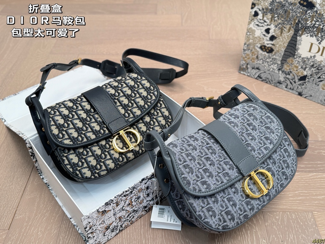 黑色¥190灰色¥195折叠盒 迪奥DIOR马鞍包 包型太可爱了 容量非常可,日常通勤都没问题 可咸可甜 质感满分 工艺非常讲究 细节立体感拉满 尺寸24 16