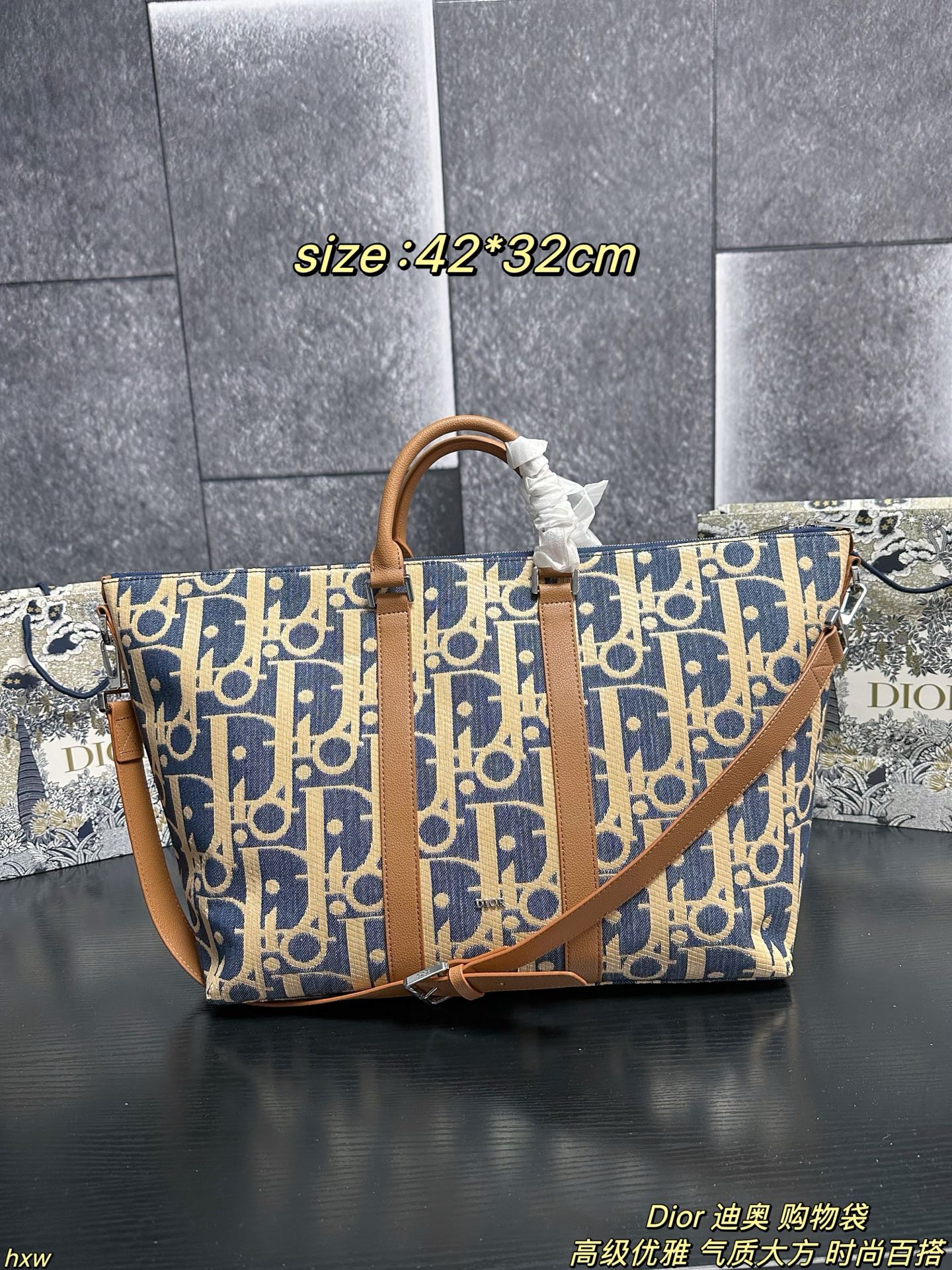 P175 Dior 迪奥 购物袋 DIOR迪奥手提敞口大容量源板绣花时尚购物袋女包托特包，每一只BOOK TOTE手袋都采用复杂的制作工艺，每只手袋的制作历时逾三十二个工时，包含三种不同的刺绣针法，由一百二十万针缝线精制而成。夏天出门必备，无论是化妆品，水杯还是遮阳伞，防晒霜，防晒喷雾，零食，统统装入，简直是百宝箱的存在 普通人也能实现大牌梦 尺寸：42*32cm