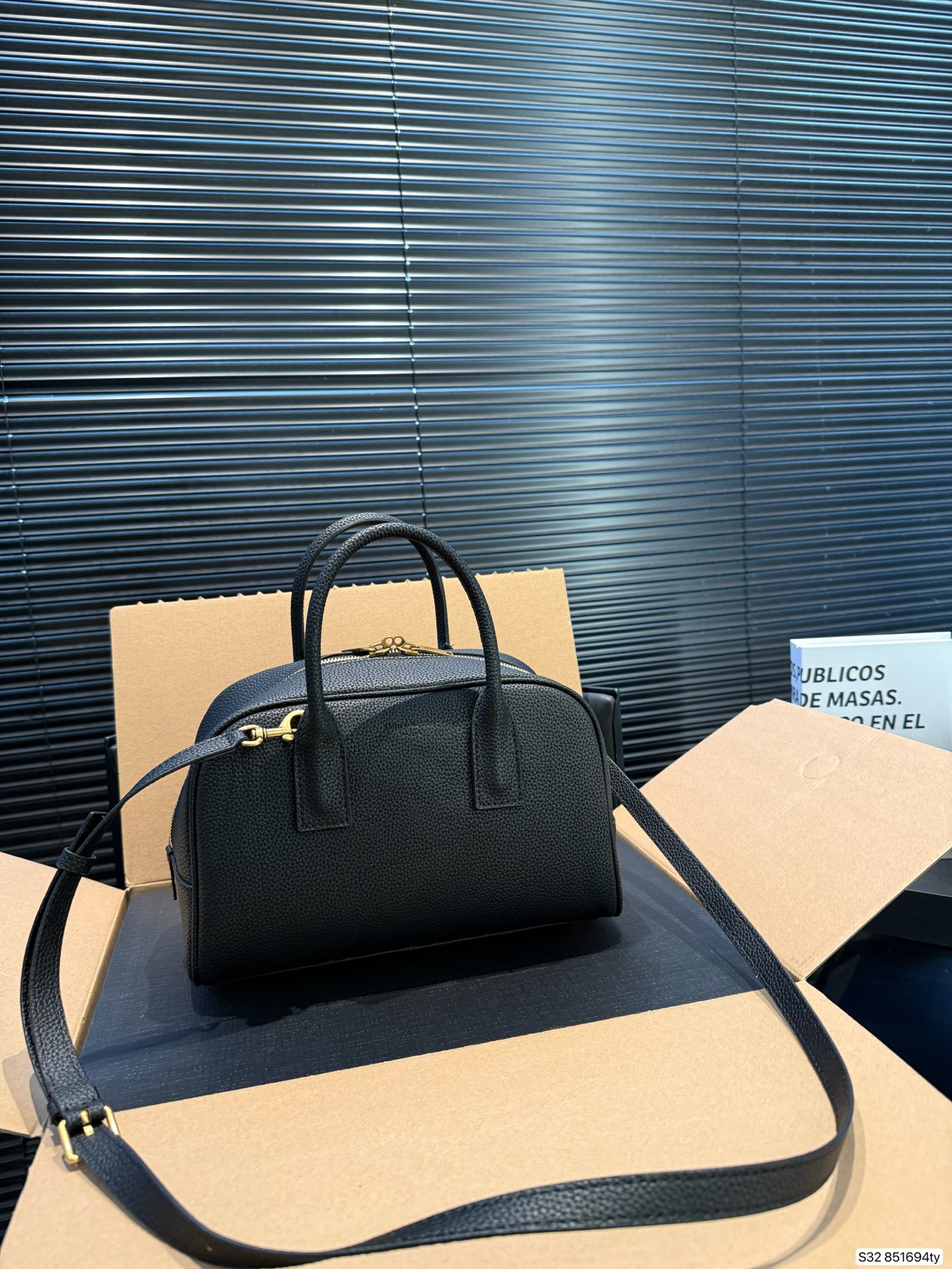 P210配飞机盒 折叠盒 YSL圣罗兰新款|保龄球包 新款乖巧的小包包手拎或者斜挎都可 日常的物品统统放的下 尺寸25 17 货号851694