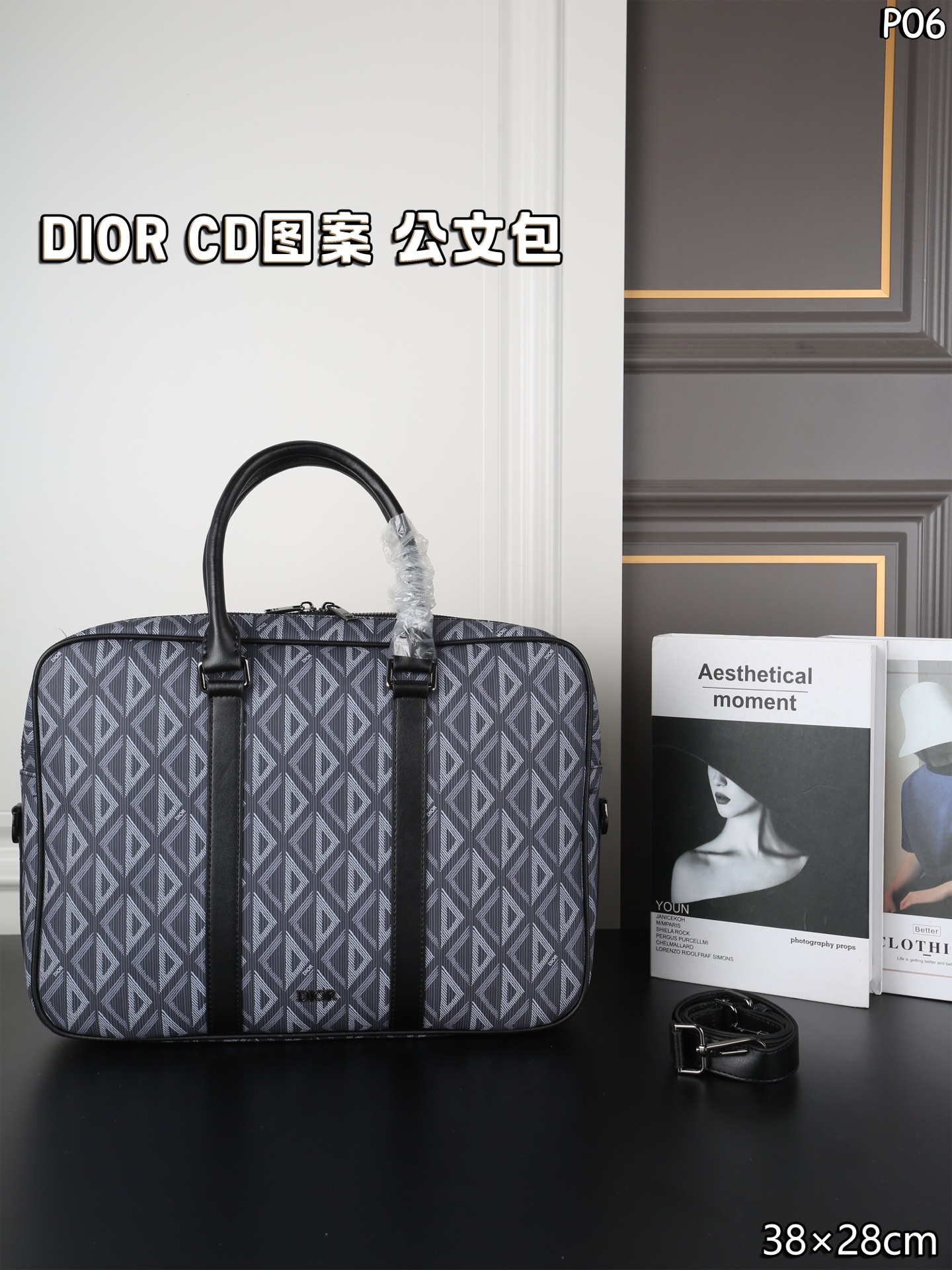 P160 DIOR迪奥 CD图案 单肩斜挎手提公文包 无法抗拒！商务人士梦中情包 可调节的肩带设计，提供了手提、肩背或斜挎的多种携带方式，搭配铝扣细节，更显精致与高级感 - 尺寸：38&times;28
