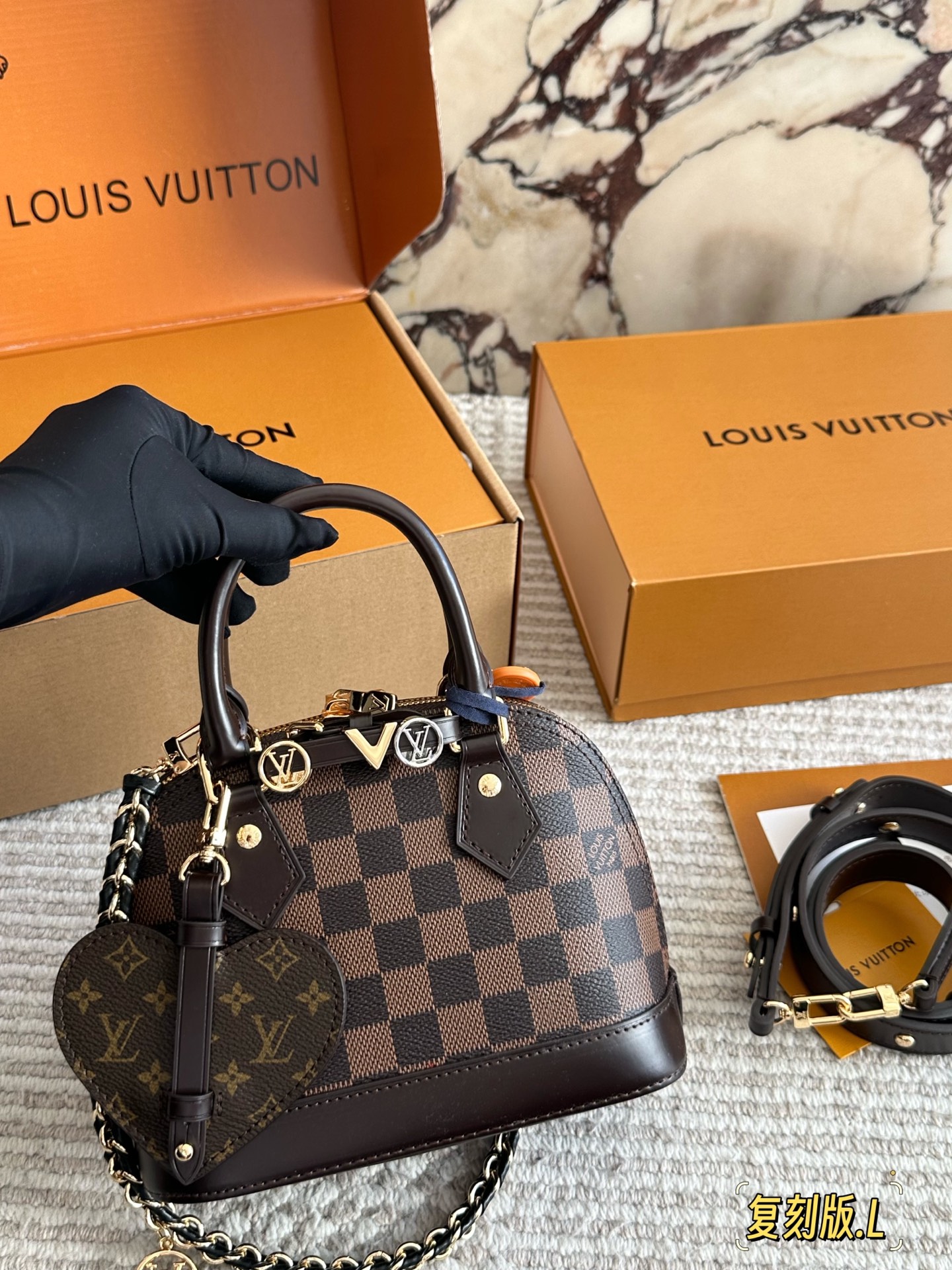 💰 220 配盒 size： 21 16cm L家 Alma贝壳包 内敛！深沉！有味道！ 这款百搭的经典手袋 依然很受现代的青睐！