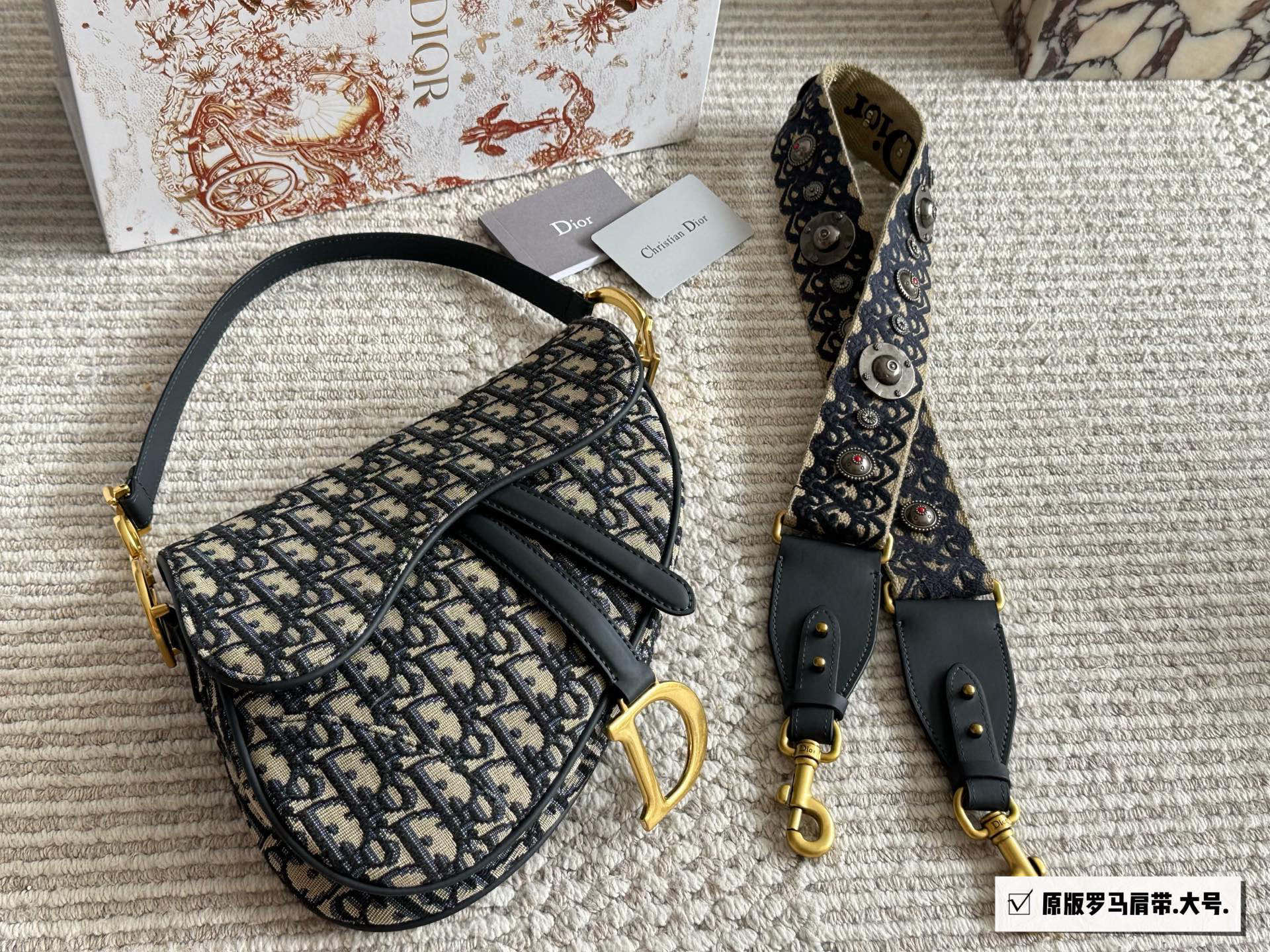 💰200、175 配盒（罗马肩带） 尺寸：25cm*20cm（大） 18cm*15cm（小） 升级版出货 ✅ D家 老花马鞍包 配深蓝色牛皮长肩带 搜索🔍Dior 迪奥