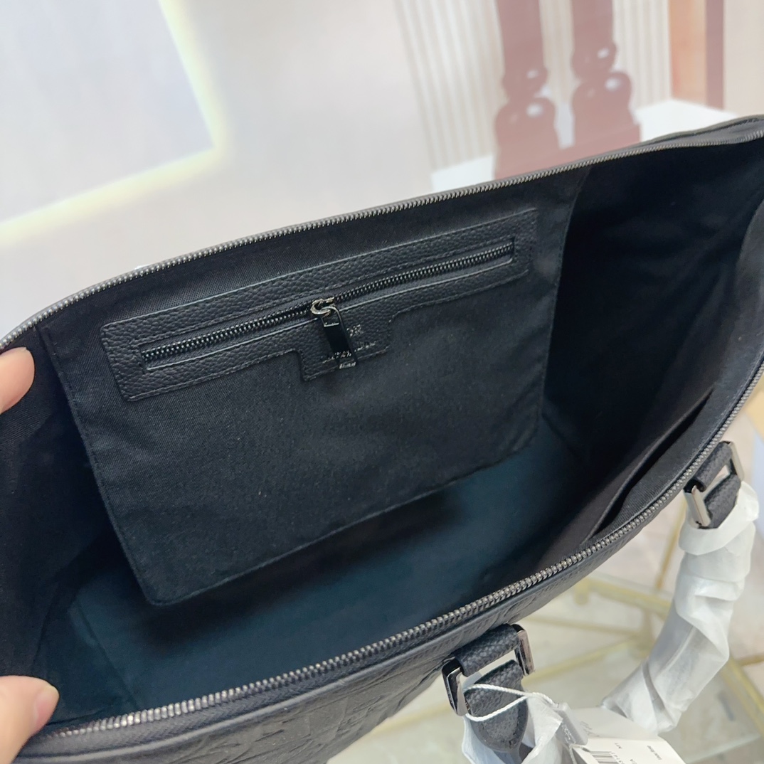 P280 DIOR 迪奥 Weekender 40 可调节可拆卸肩带拉链开合 Gravity印花效果粒面牛皮 牛皮公文包包 电脑包 手提包 采用精湛镶嵌细工，经典百搭 实物拍摄 原厂原版面料 配送防尘袋 34 x 55cm