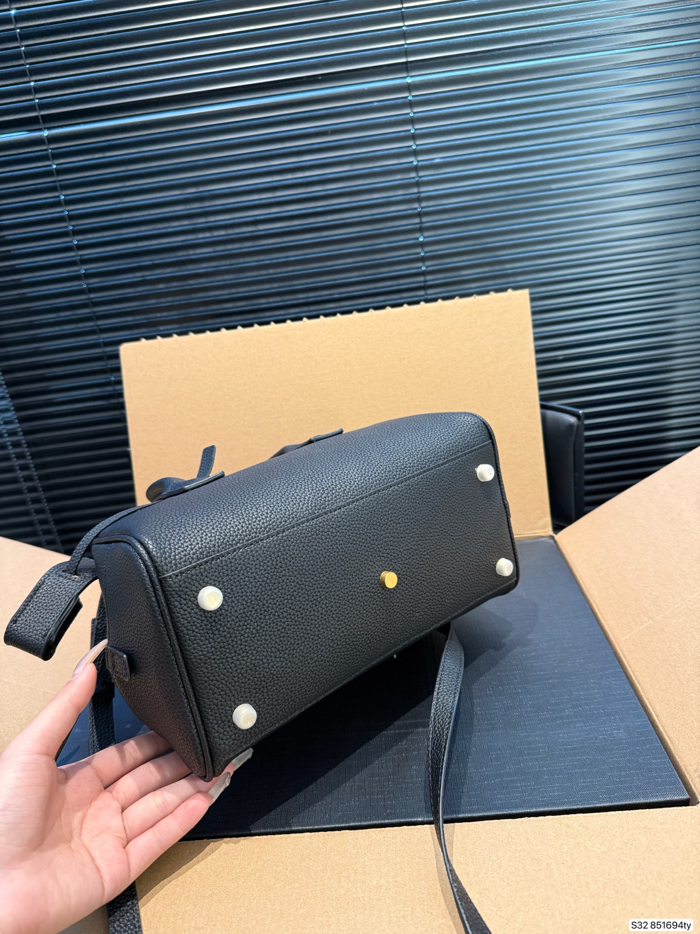 P210配飞机盒 折叠盒 YSL圣罗兰新款|保龄球包 新款乖巧的小包包手拎或者斜挎都可 日常的物品统统放的下 尺寸25 17 货号851694