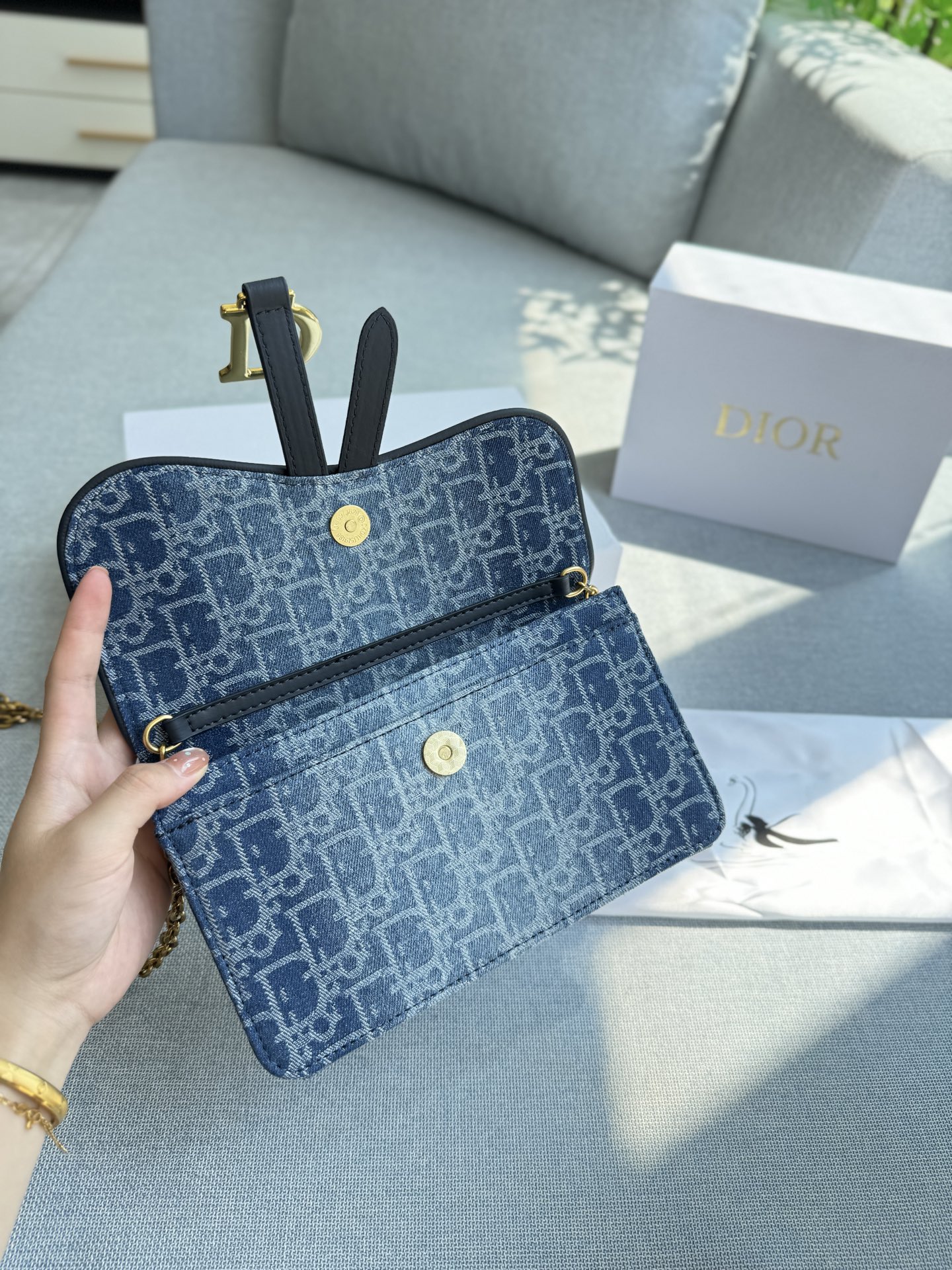 💰130 折叠盒 size：22&times;13 DIOR迪奥 Saddle 马鞍包 链条包 单肩包 复古精很‬致... 搭配古铜铜色‬质链条⛓️ 包身整体呈现为利落的方正廓形，点睛之笔在于那覆盖其上的弧形包盖&mdash;&mdash;这正是对传奇马鞍造型的优雅诠释； 百变背法，随心切换