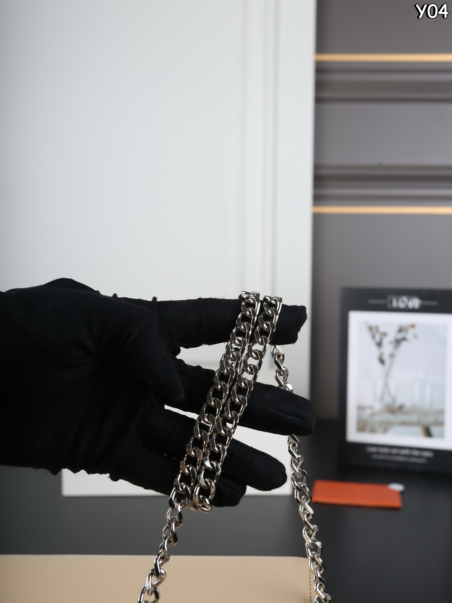 P150 全套礼盒 圣罗兰 YSL KATE 平纹 流苏包斜挎单肩包 链条包 简约又高级!正面YSL Logo+流苏链条,细节满分。 通勤约会都OK。 是都市女生必入的经典款! 这个也太好看了吧! 尺寸:20×13