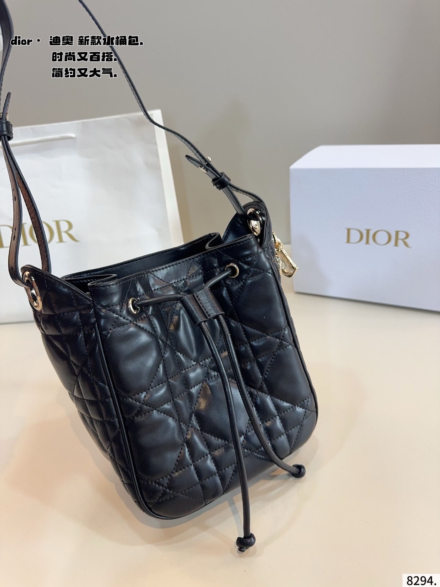 p200配礼盒🎁 D家 迪奥新款 caro 水桶包. 又酷又甜的水桶包 出門随手一拎就很好看 Dior新品真的太戳我拉 CEST DIOR出场就是王炸! 这个小水桶太太太有设计感拉 这种容量非常感人 一直焊死在身上的水桶尺寸:18*11*20cm