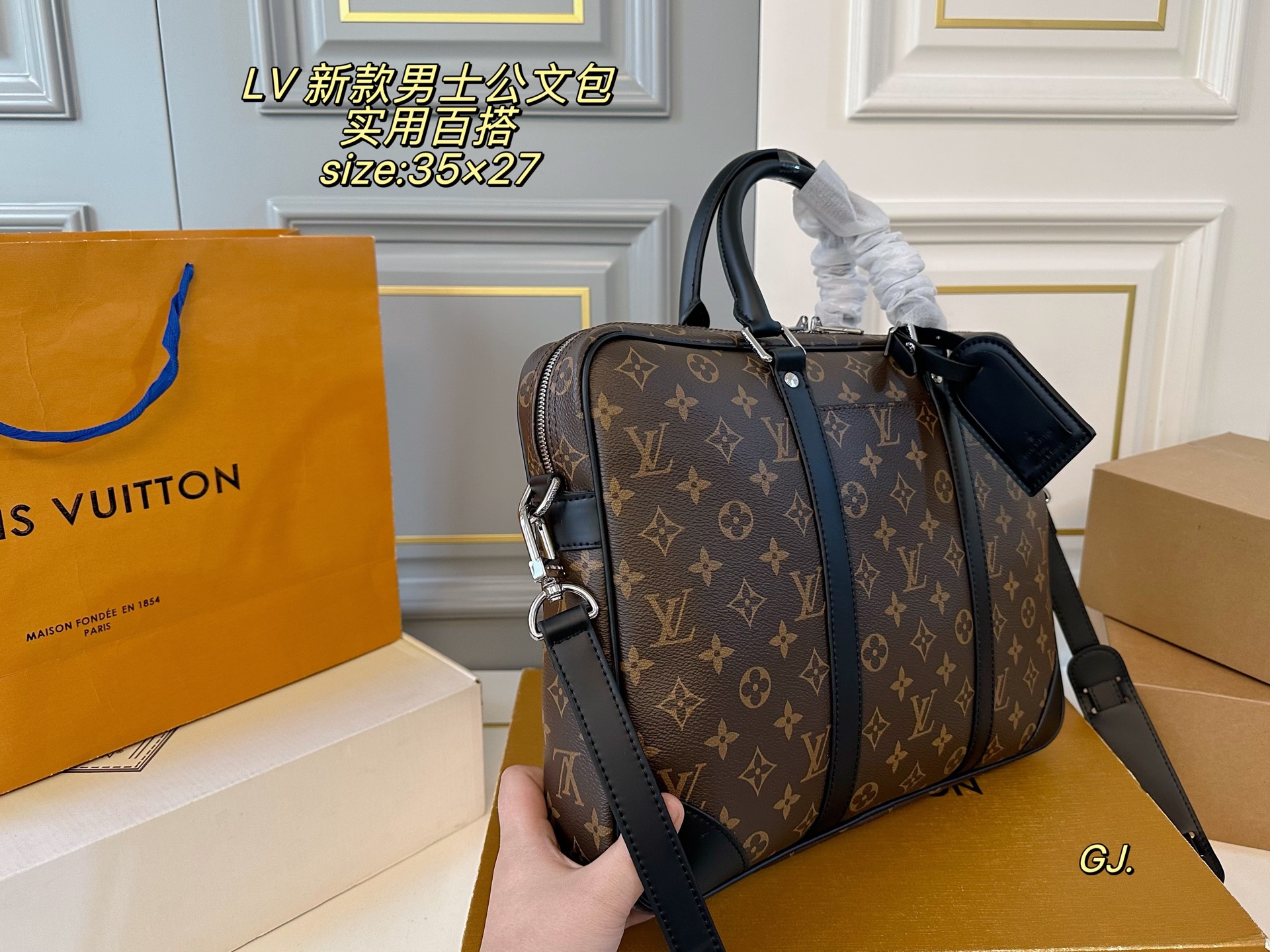 P170(无盒) size:35×27 LV 路易威登新款男包公文包❤️ 空间超可,🉑️容纳13寸笔记本 🉑️拆卸并可调节的肩带舒适肩背 实用又精致,各种场合都适合❗️