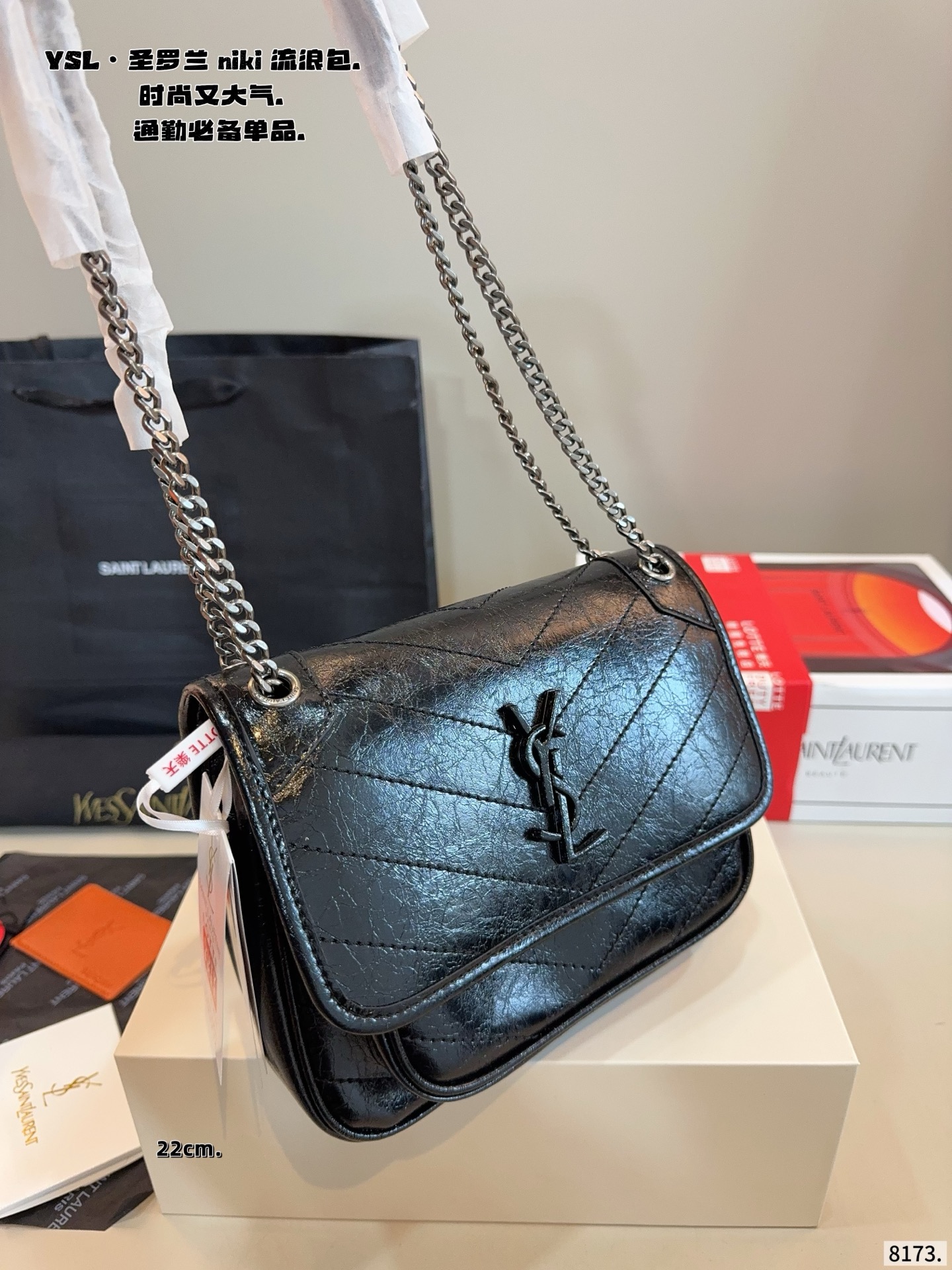 p200,p180.配礼盒🎁. 圣罗兰 niki 流浪包 专柜新款Ysl圣罗兰 早已成为明星/网红们最爱的这只 低调却超显高逼格气质 据说是ysl girl人手必备 优雅高贵的她成为潮流人士口中最爱的It Bag制造机 拥有无穷魅力 时尚感极强 柔软质感 黑色五金十分抢眼 单肩/斜挎百搭各种服饰 尺寸:28*9*21/22*7*17cm