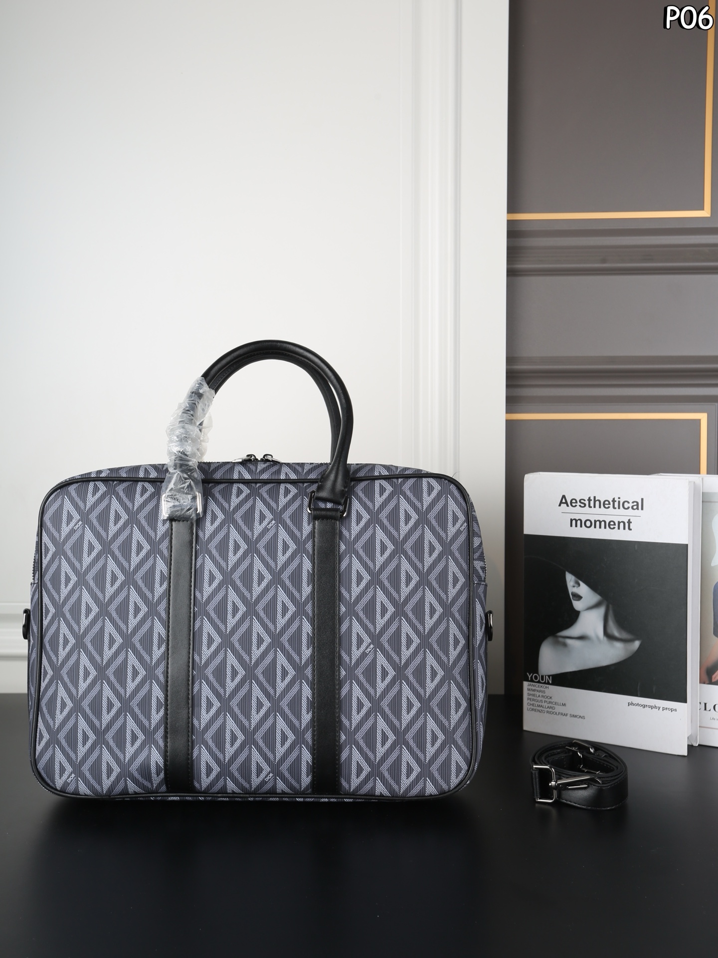 P160 DIOR迪奥 CD图案 单肩斜挎手提公文包 无法抗拒！商务人士梦中情包 可调节的肩带设计，提供了手提、肩背或斜挎的多种携带方式，搭配铝扣细节，更显精致与高级感 - 尺寸：38&times;28