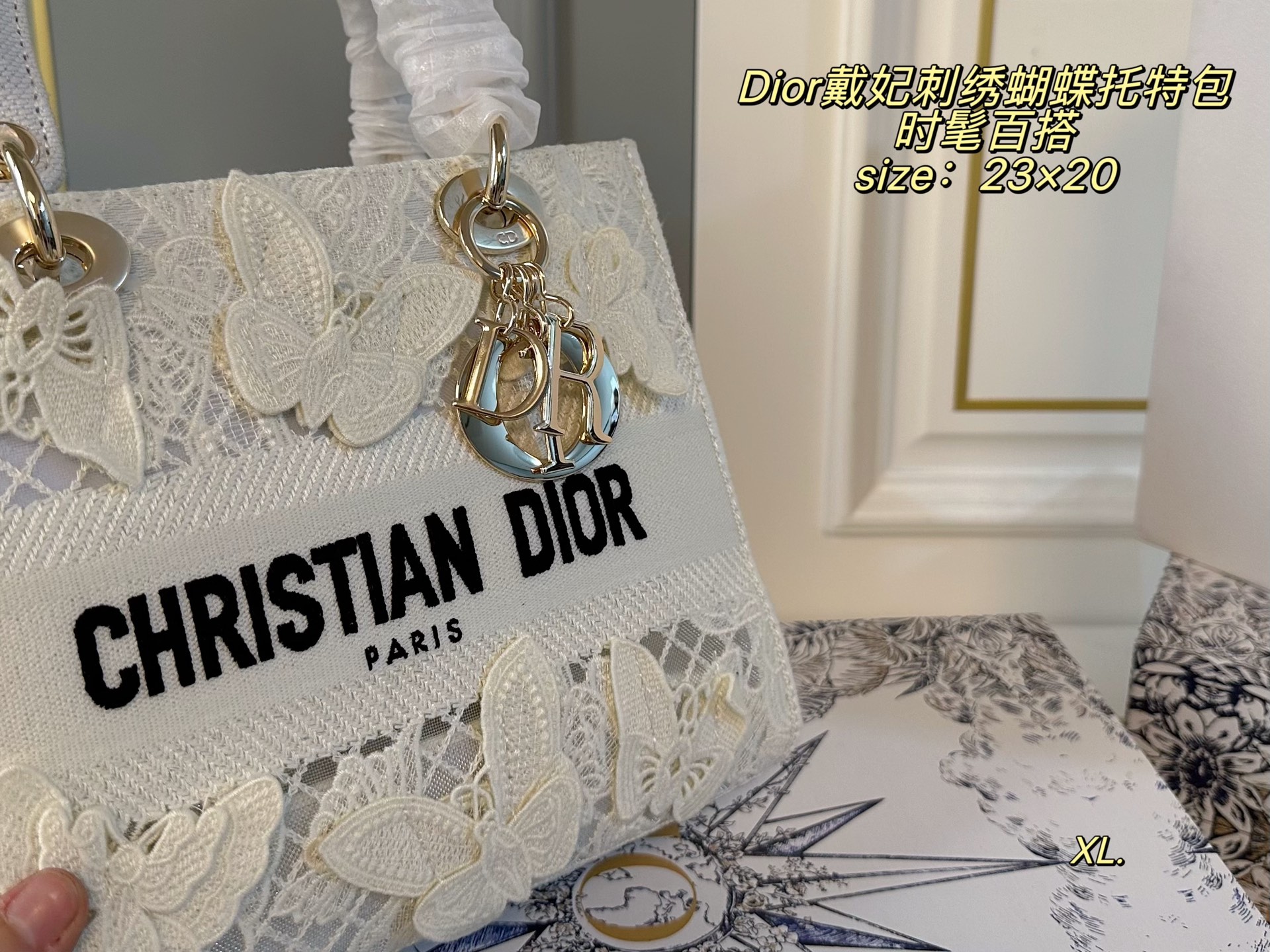 P285（折叠盒） size：23&times;20 Lady Dior 迪奥戴妃刺绣蝴蝶手提包💕 标志性刺绣logo搭配立体蝴蝶装饰 真的美翻了，氛围感瞬间拉满 时髦典雅的设计经久不衰！ 斜挎帅气大方，手提精致优雅！ 自带氛围感，时尚百搭yyds🖤