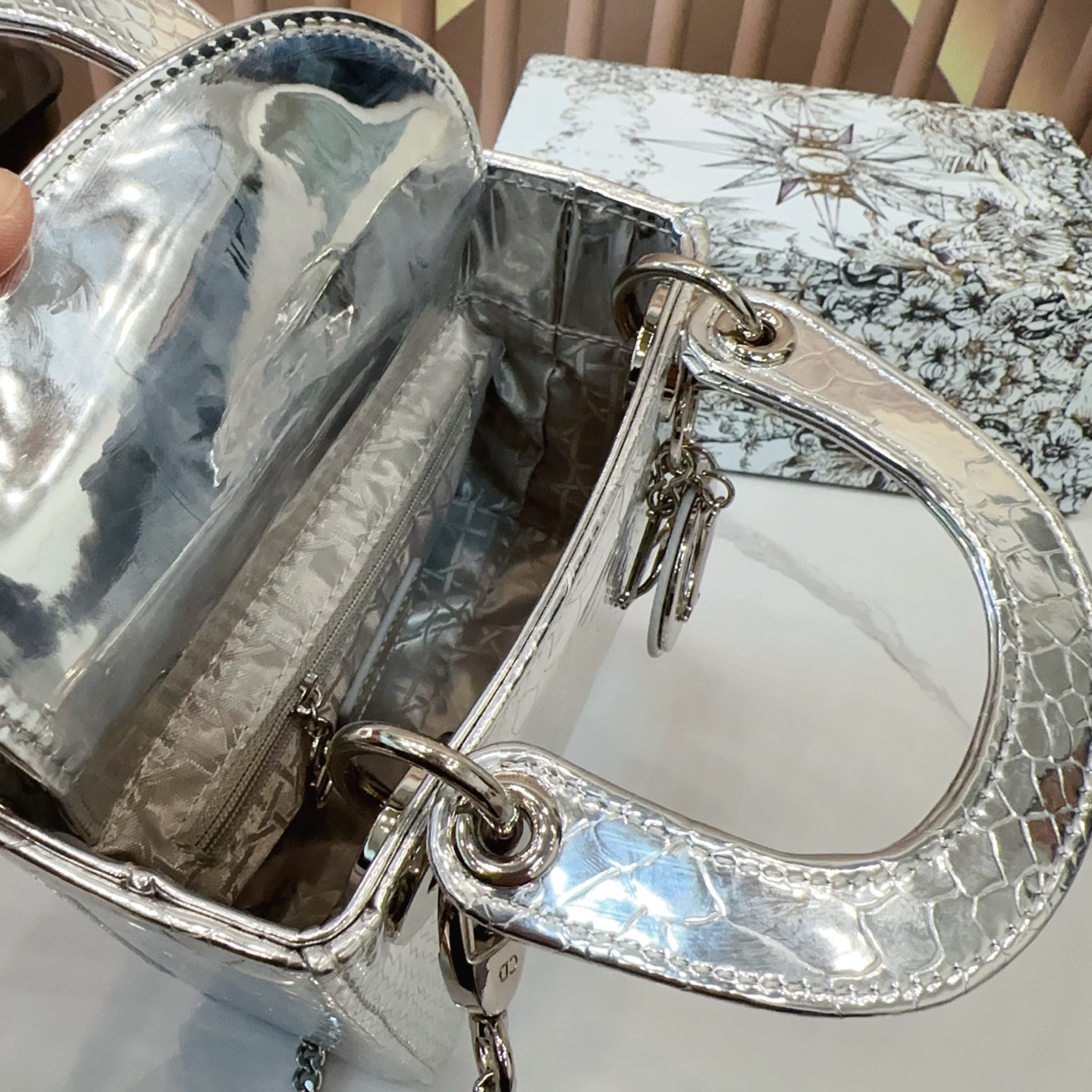 P160 配折叠盒子 迪奥戴妃包 Dior戴妃包太好看了吧! 优雅指数拉满 搭配简洁风格的衣服整个人气质就上来了 而且容量完全可以满足日常要求 日常聚会逛街都很方便~ 尺寸:17.14 E