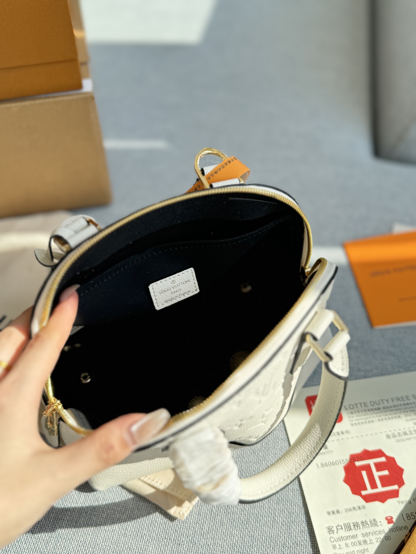 💰185 全套礼盒 size：24&times;18 LV N&Eacute;O Alma BB 压纹 贝壳包手提包 LV贝壳包超级经典的一款了，永远不会过时的那种! 容量也很充足，主要是这个贝壳样子的设计太挫我啦! 柔软的感觉内里层与鲜明的颜色。这款休闲包非常轻薄，全皮压花贝壳包内部空间宽敞，携带方式多样，是最理想的日常包。