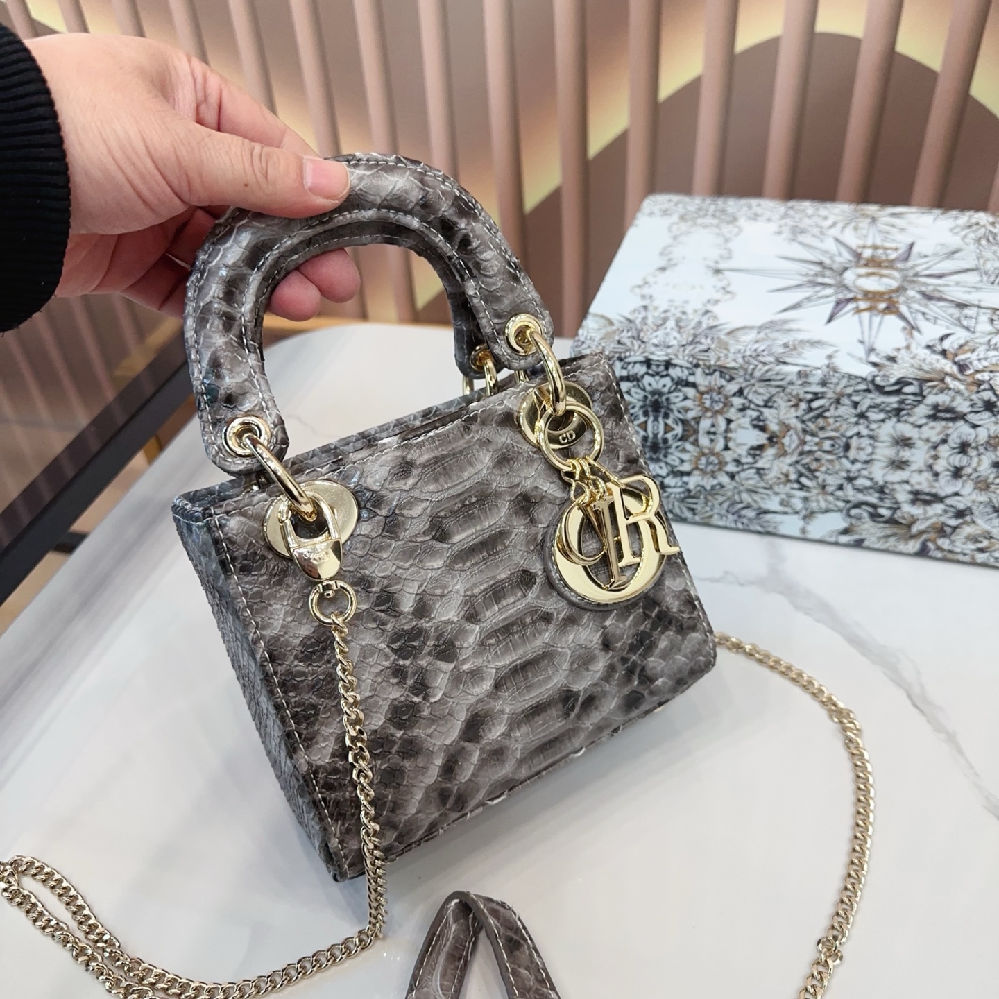 P170 折叠礼盒🎁 升级版 Dior迪奥 戴妃包 蟒蛇纹Lady戴妃包 蟒纹搭配渐变色 采用牛皮革精心制作 中号款式,搭配可拆卸的链条肩带 可拆卸的皮革肩带,可手提、肩背或斜挎 是日常造型的理想之选 尺寸 三格17cm ej