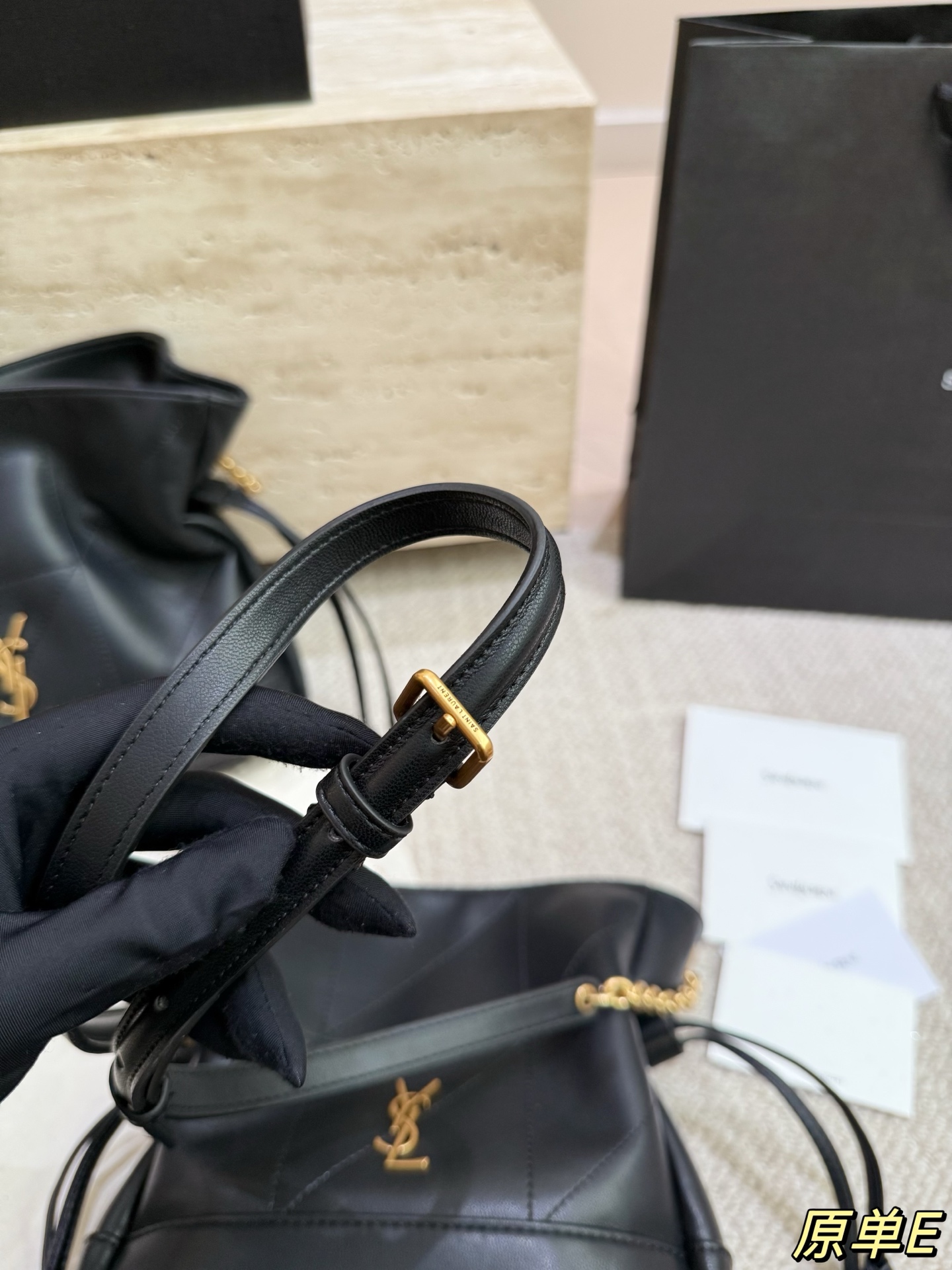 P185 P175 配盒 圣罗兰新品Jamie手袋，松弛有度的时尚，YSL新品Jamie手袋，手袋的精致设计，不仅能够完美收纳你的日常所需，更是一种生活态度的展现。松弛有度，既不失优雅，又充满个性。尺寸25.21 20.20