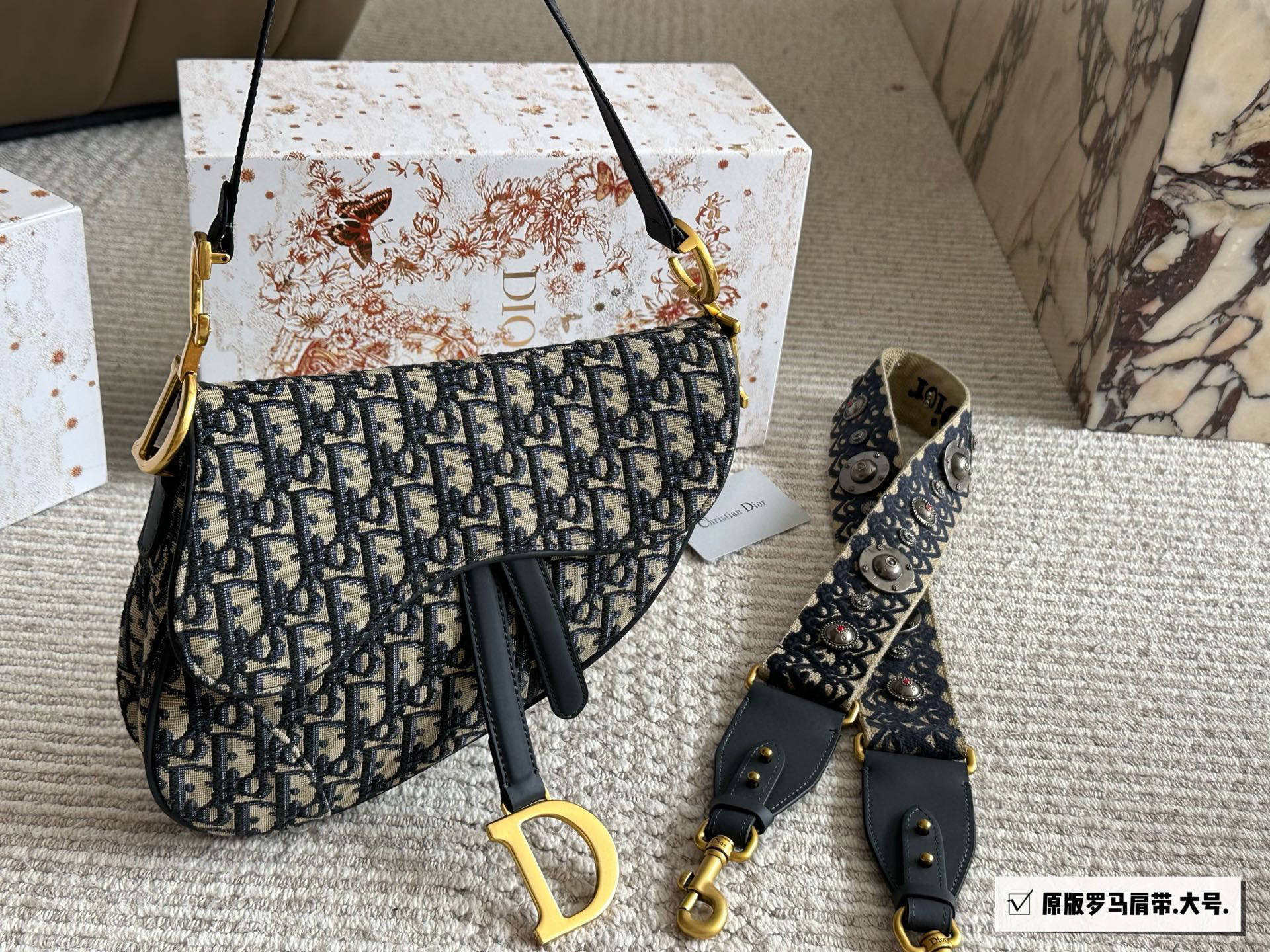 💰200、175 配盒（罗马肩带） 尺寸：25cm*20cm（大） 18cm*15cm（小） 升级版出货 ✅ D家 老花马鞍包 配深蓝色牛皮长肩带 搜索🔍Dior 迪奥