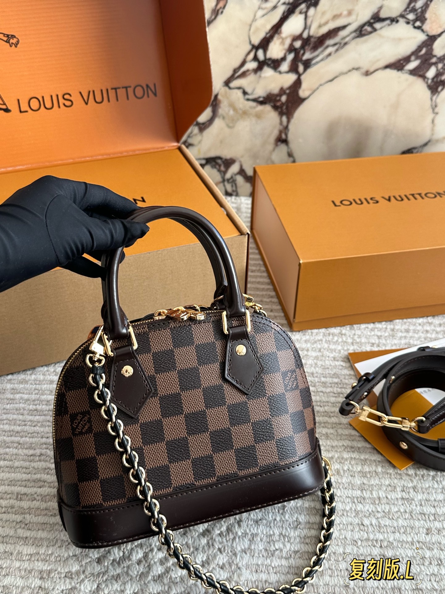 💰 220 配盒 size： 21 16cm L家 Alma贝壳包 内敛！深沉！有味道！ 这款百搭的经典手袋 依然很受现代的青睐！