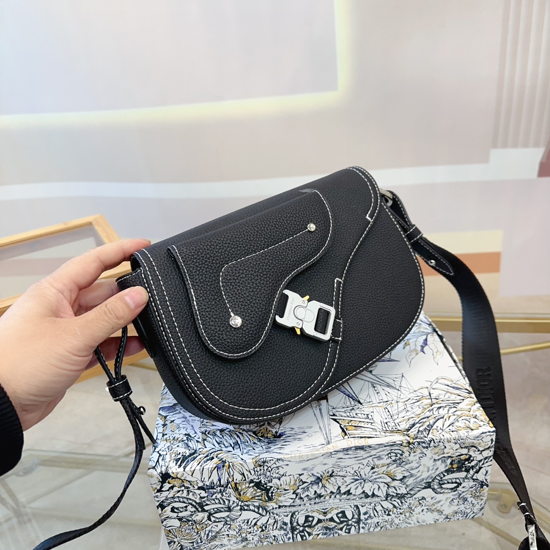 p180配礼盒🎁 Dior/迪奥 新款 男包系列的相机包实在帅la~ 简单有质感的设计对于日常即使不爱穿搭的男生都很友好 基础款搭配起来也能提升整体时髦度实用又很高级 尺寸 ：24*6*17cm