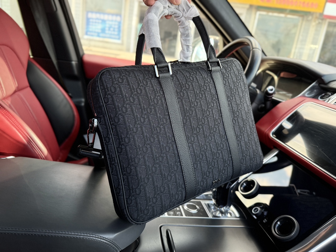 p245 牛皮版 📷高端货‼️ 新款 &ldquo; DIOR &rdquo;迪奥公文包💼 DIOR迪奥 OBLIQUE 印花Logo拆卸的皮革肩带 棉 单肩斜挎手提公文包 dior迪奥牛皮公文包 男款 黑色进口原厂面料🐂高清五金logo标志、专用里内里。顺滑拉链、油边平滑、做工精致每个细节到位！男人必备款。规格：38x28x6cm 配折叠礼盒🎁