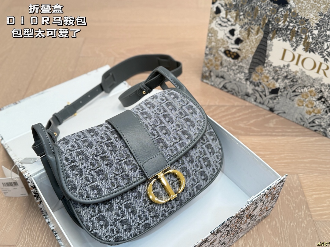 黑色¥190灰色¥195折叠盒 迪奥DIOR马鞍包 包型太可爱了 容量非常可,日常通勤都没问题 可咸可甜 质感满分 工艺非常讲究 细节立体感拉满 尺寸24 16