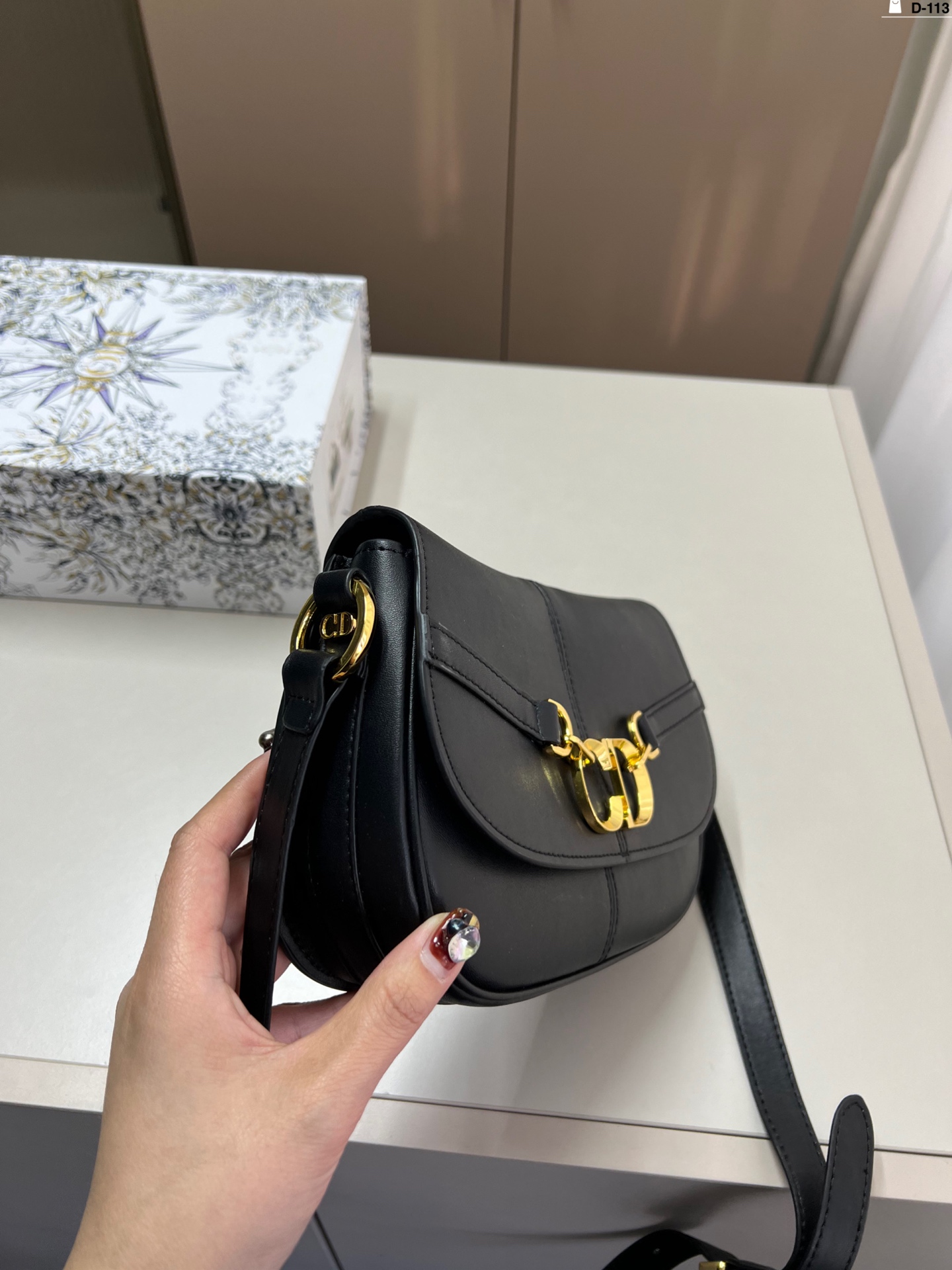 💰p130 Dior迪奥新款Besace马鞍包！ 时尚又复古哦 超级有潮流的味道！ D-113尺寸23.6.15折叠盒