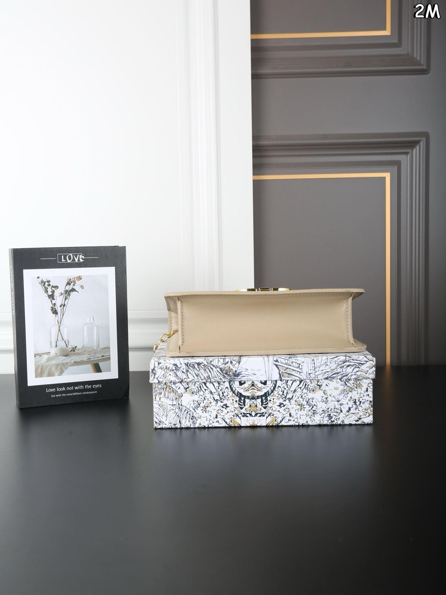 P110 天地盖 DIOR迪奥 Montaigne 蒙田包盒子包单肩斜挎包 链条款 整个包型，是以当代流行的复古风！单单Logo按扣的设计就可以单手优雅的翻盖，内里两面都带有小夹层，背面的浮雕后方还有一个大夹层，背带除了调节长短之外，还可以完全拆下来 作为手拿包使用。多变也实用， 背上它大家都要夸 自带法式复古感的蒙田经典爆款了 尺寸：25&times;15