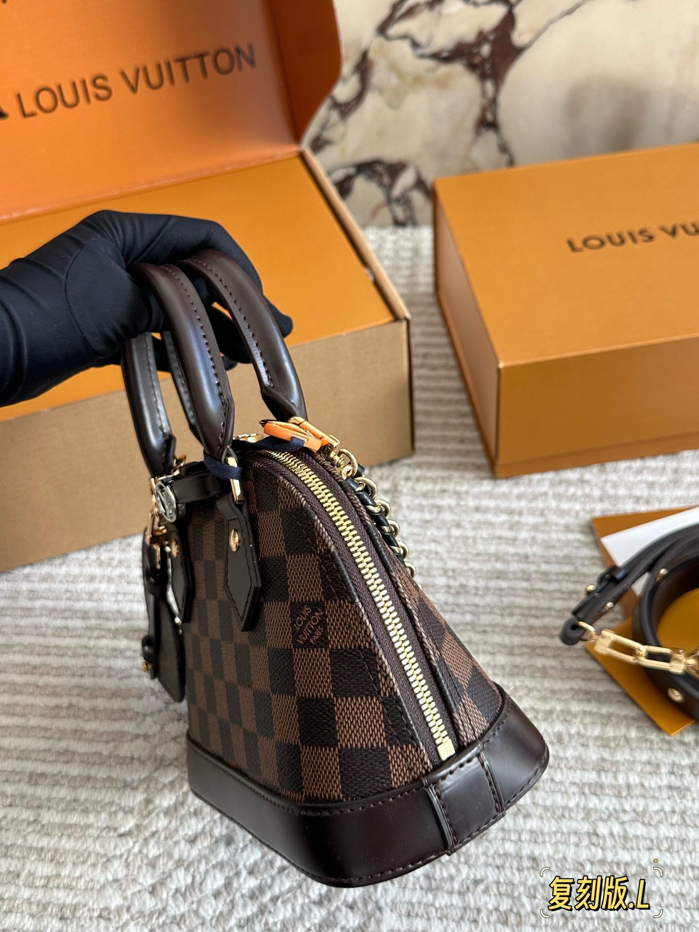 💰 220 配盒 size： 21 16cm L家 Alma贝壳包 内敛！深沉！有味道！ 这款百搭的经典手袋 依然很受现代的青睐！