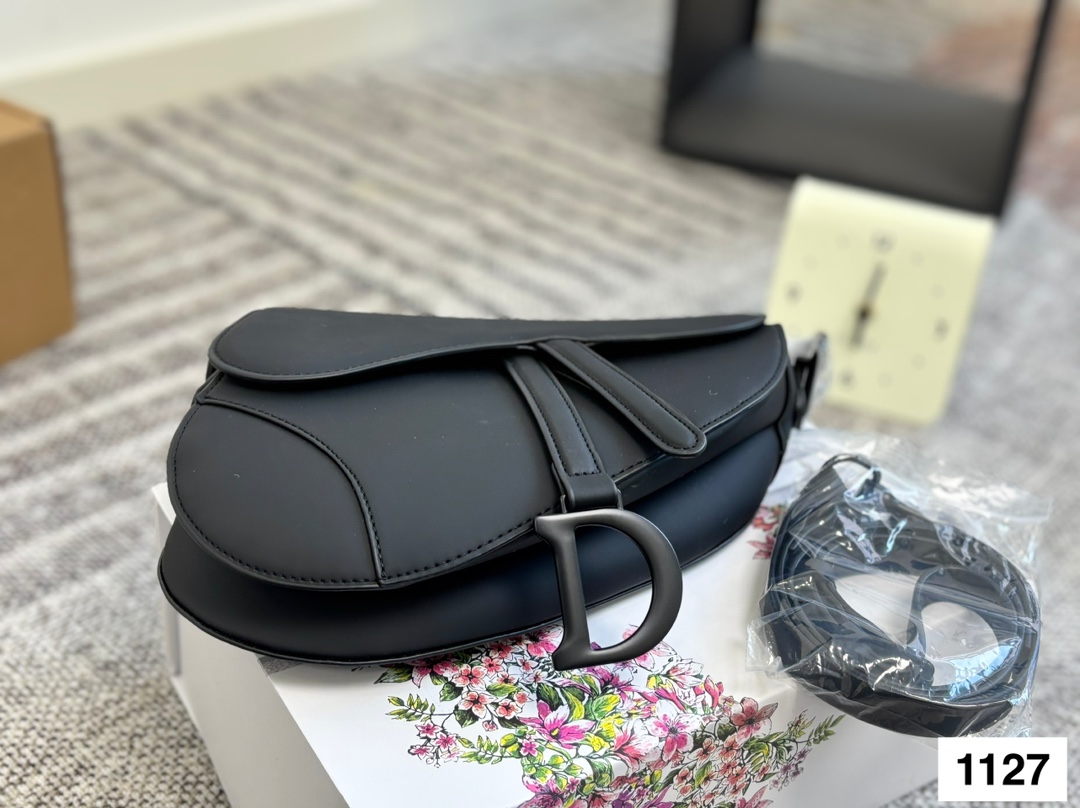 磨砂 P135 配盒子 Dio迪奥 马鞍包 超级好搭配 一年四季皆可 适合日常出行 闺蜜逛街 都是超级不错的选择 尺寸：24 21