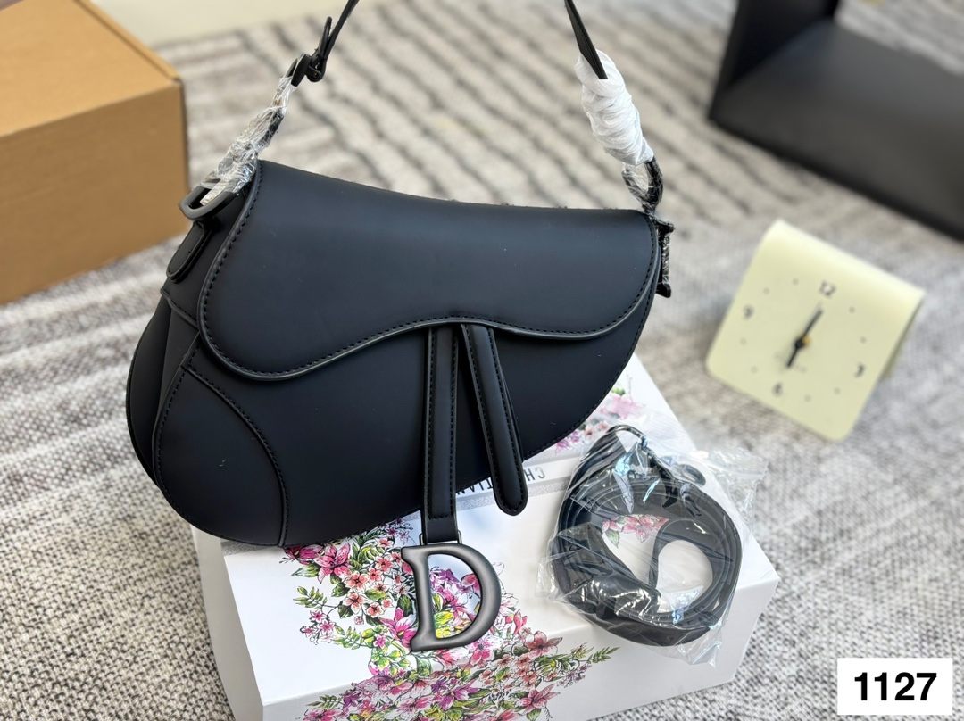 磨砂 P135 配盒子 Dio迪奥 马鞍包 超级好搭配 一年四季皆可 适合日常出行 闺蜜逛街 都是超级不错的选择 尺寸：24 21