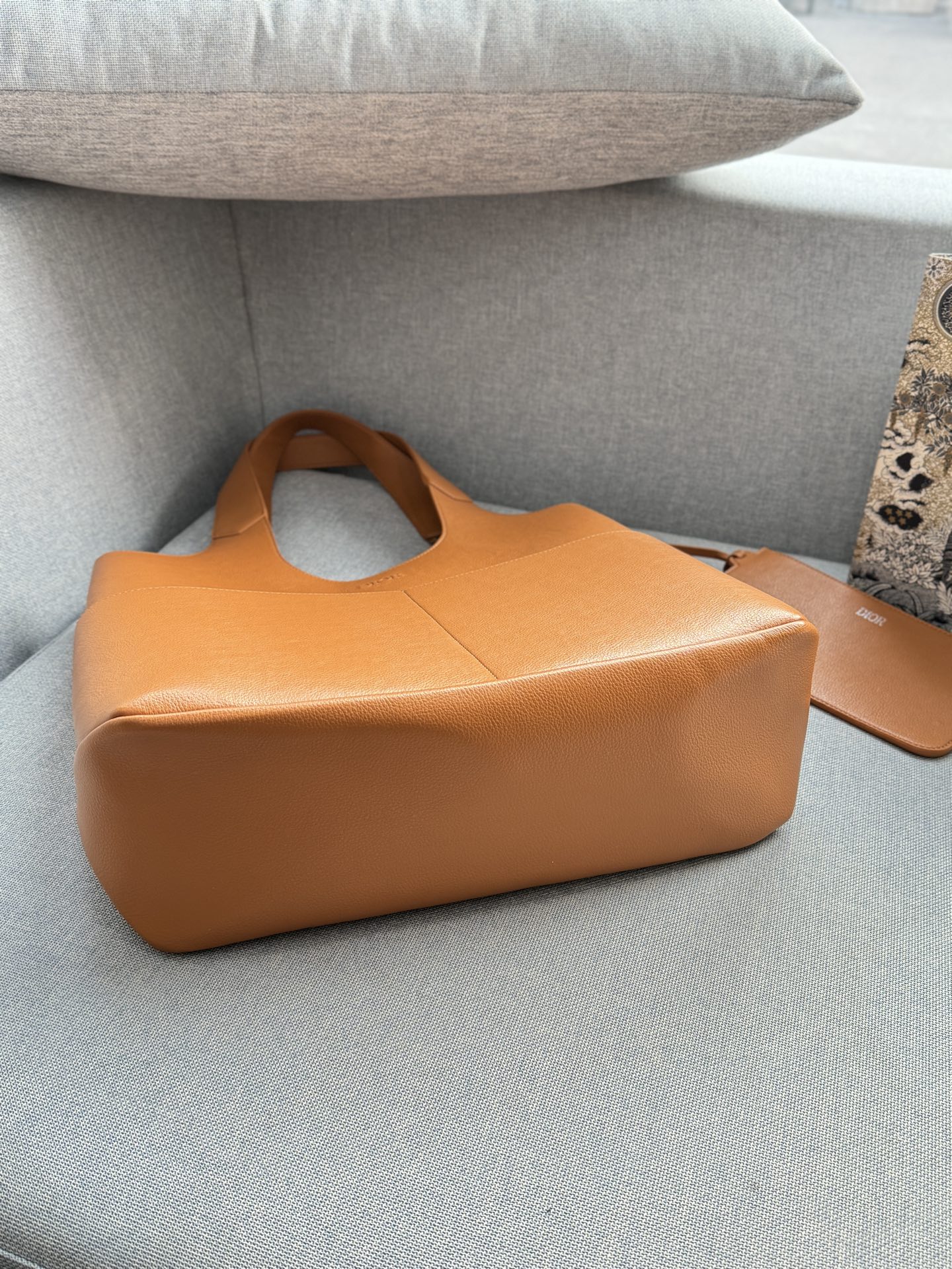 💰205 size：41&times;33 DIOR迪奥 Priv&eacute; 腋下包 托特包Tote包购物袋 手提包 细腻高级的小牛皮材质 每一次触碰都能感受到这款包的价值 低调的设计，高级男包该有的私密奢华 足够大的容量，型男通勤绝配 配了同色的拉链手袋存放私密物件 内侧是若隐若现的DIOR老花压纹，彰显质感