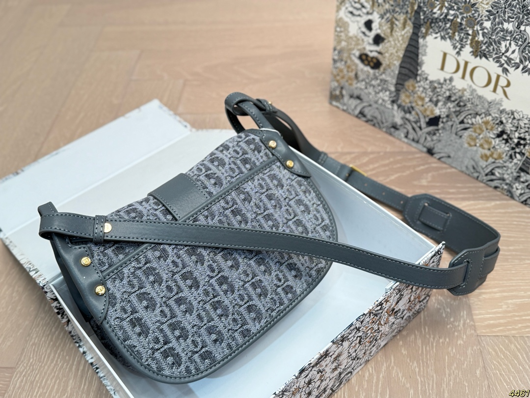 黑色¥190灰色¥195折叠盒 迪奥DIOR马鞍包 包型太可爱了 容量非常可,日常通勤都没问题 可咸可甜 质感满分 工艺非常讲究 细节立体感拉满 尺寸24 16