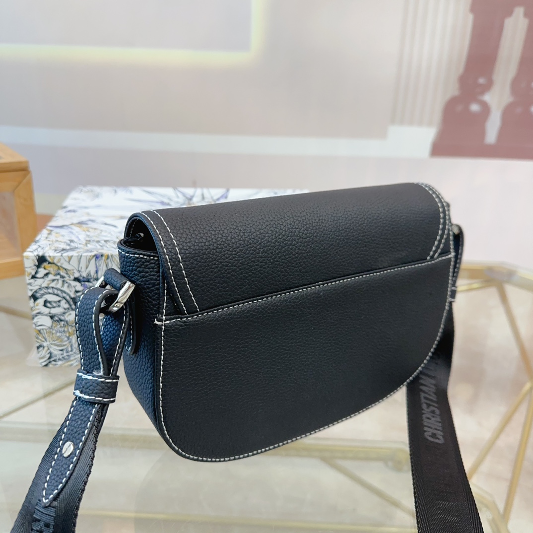 p180配礼盒🎁 Dior/迪奥 新款 男包系列的相机包实在帅la~ 简单有质感的设计对于日常即使不爱穿搭的男生都很友好 基础款搭配起来也能提升整体时髦度实用又很高级 尺寸 ：24*6*17cm