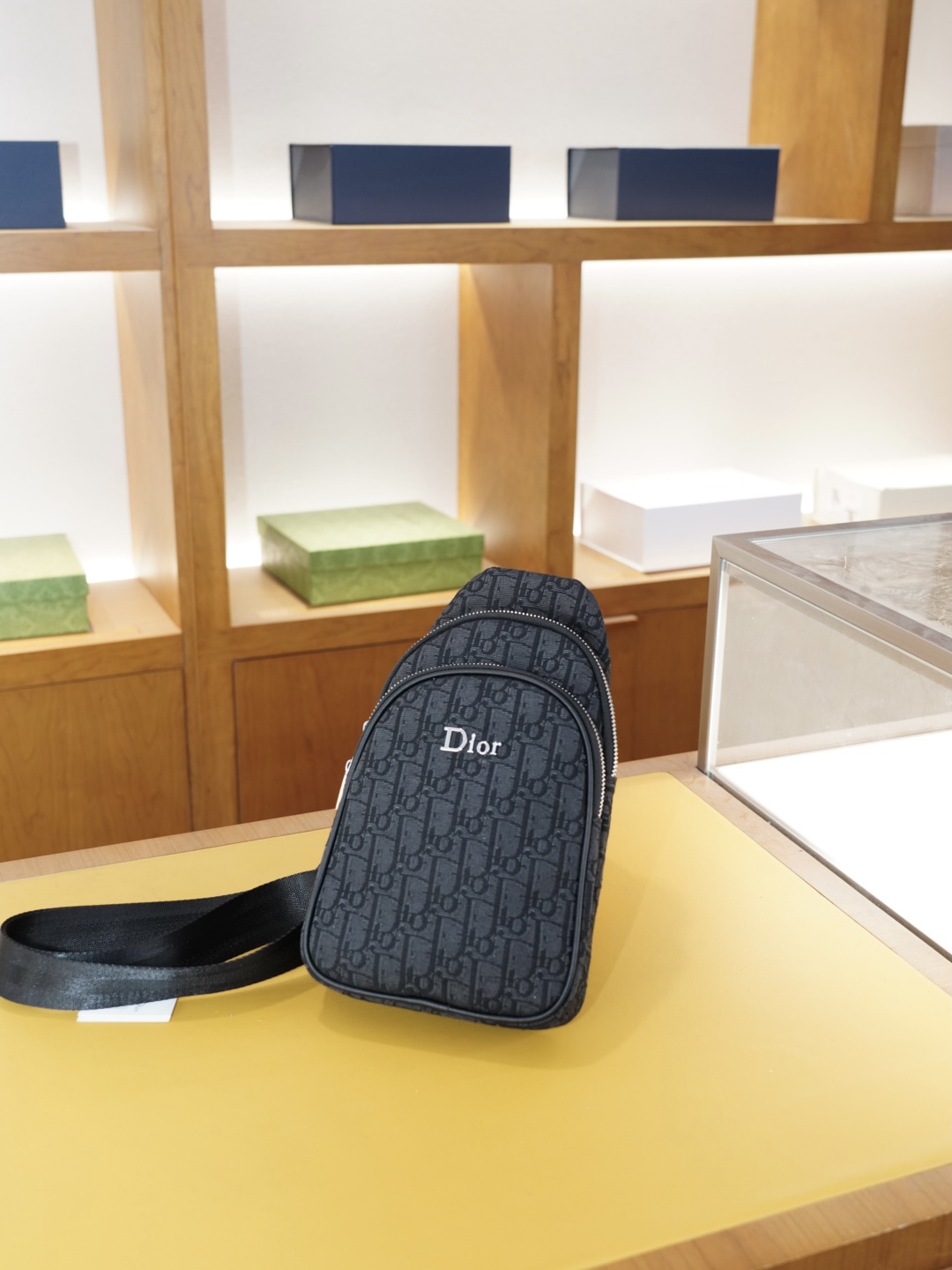 P80 🇫🇷 迪奥 官网同步 高版本 胸包 永恒不过时的标志性产品 纯原单布料 顶级五金制作 非市面普通版本 今年Dior最爱的款式 全部实拍 实用性非常高 完全不用担心穿搭【规格：17x29x5】