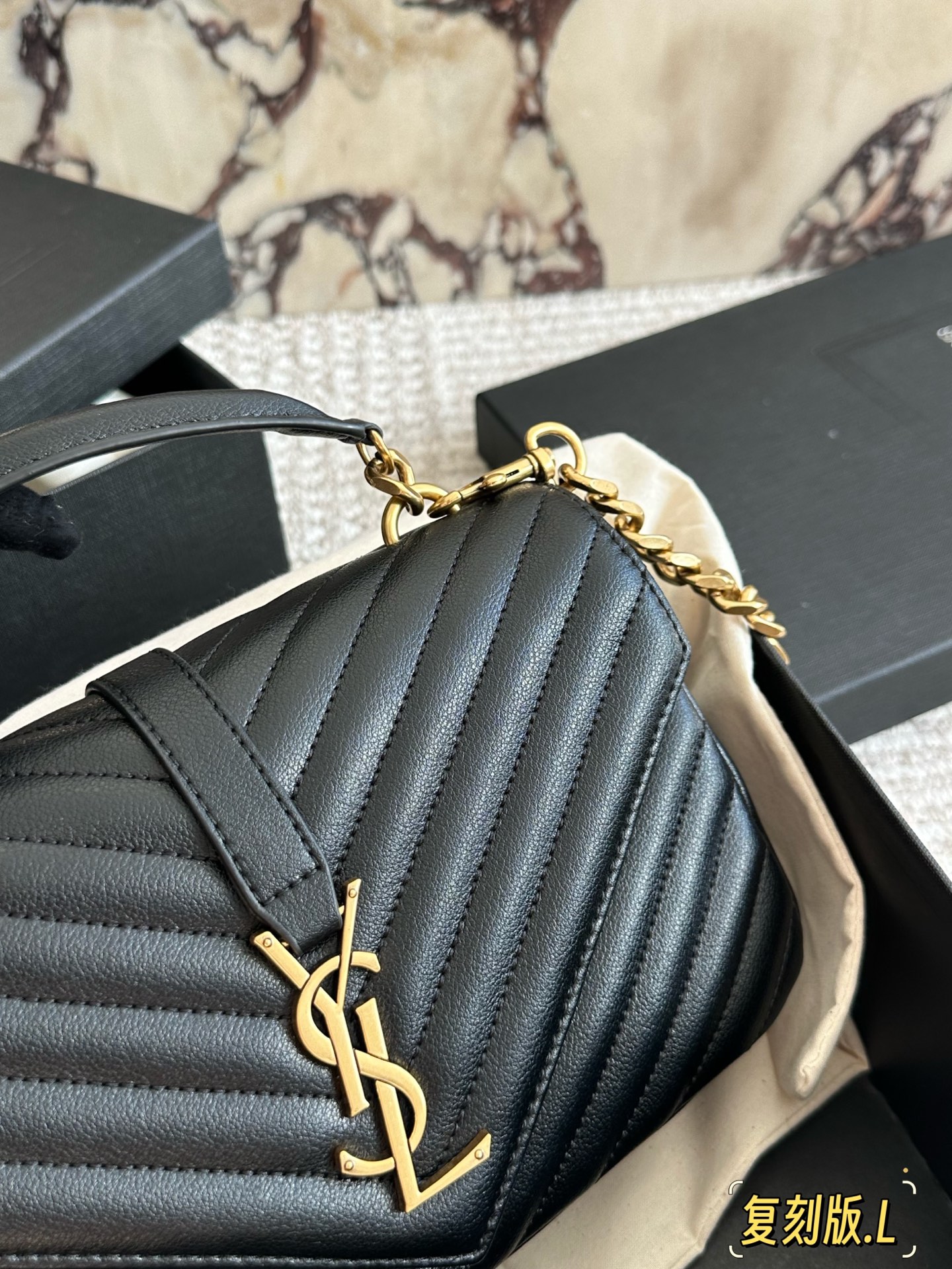 原版品质 p180。 礼盒包装 🅰 YSL 圣罗兰V格 邮差包牛皮 &hearts;SLP 西班牙进口原版皮！邮差包 原版粗旷鎏金链条 标签S*int Laurent 链条包，圣罗兰（ysl）专柜永恒经典同步款，来自最新一季的绝妙设计，包身廓形类似邮差，经典的monogram logo点缀，超大容量， 五金更是特别，！工序非常复杂，给你们不一样的视觉效果！尺寸：25 18cm