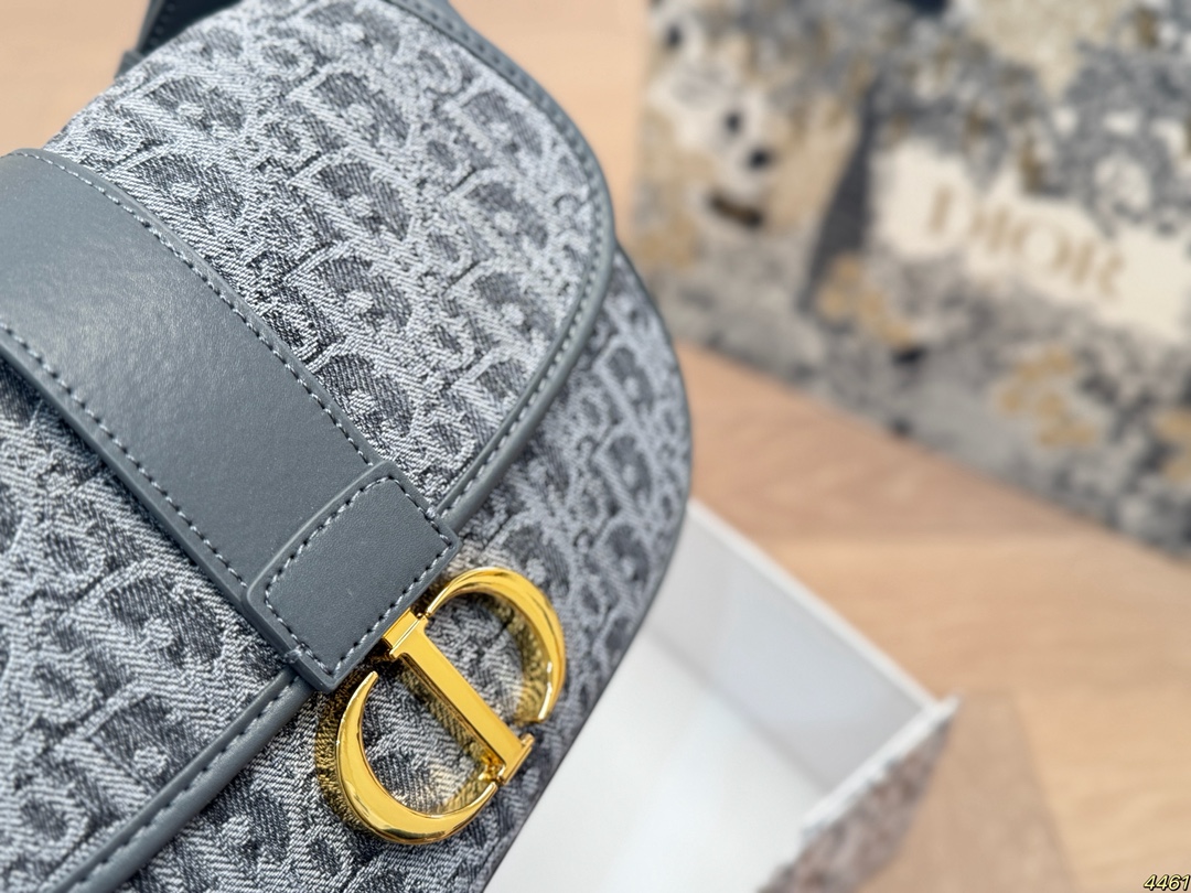 黑色¥190灰色¥195折叠盒 迪奥DIOR马鞍包 包型太可爱了 容量非常可,日常通勤都没问题 可咸可甜 质感满分 工艺非常讲究 细节立体感拉满 尺寸24 16