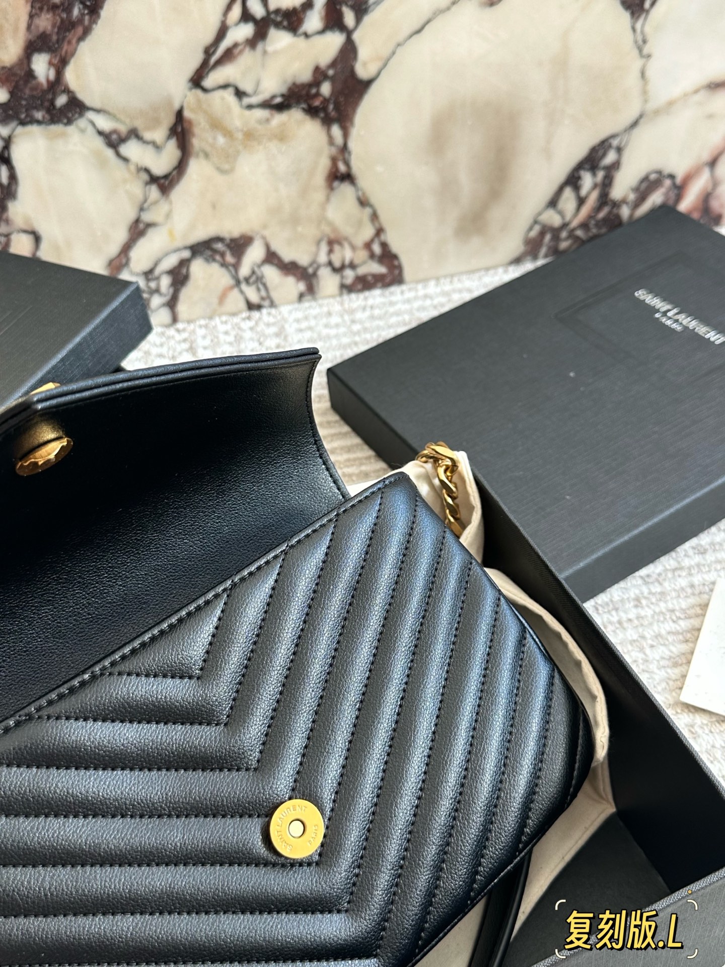 原版品质 p180。 礼盒包装 🅰 YSL 圣罗兰V格 邮差包牛皮 &hearts;SLP 西班牙进口原版皮！邮差包 原版粗旷鎏金链条 标签S*int Laurent 链条包，圣罗兰（ysl）专柜永恒经典同步款，来自最新一季的绝妙设计，包身廓形类似邮差，经典的monogram logo点缀，超大容量， 五金更是特别，！工序非常复杂，给你们不一样的视觉效果！尺寸：25 18cm