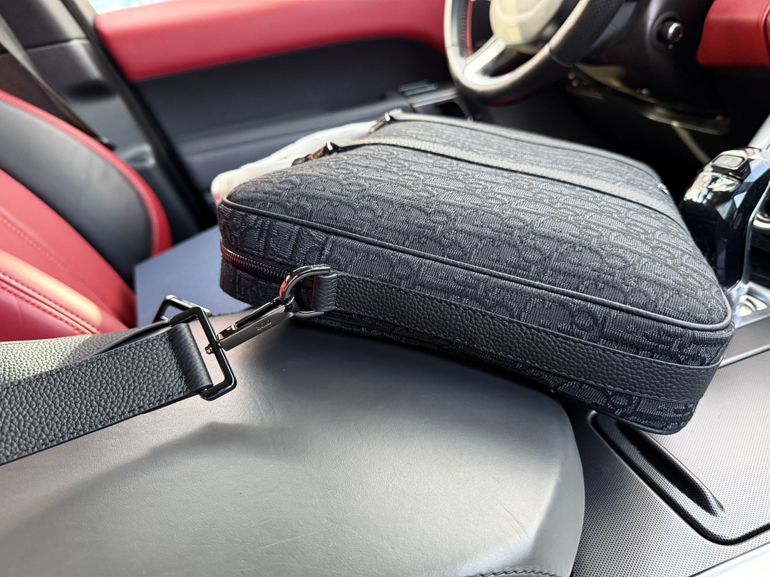 p245 牛皮版 📷高端货‼️ 新款 &ldquo; DIOR &rdquo;迪奥公文包💼 DIOR迪奥 OBLIQUE 印花Logo拆卸的皮革肩带 棉 单肩斜挎手提公文包 dior迪奥牛皮公文包 男款 黑色进口原厂面料🐂高清五金logo标志、专用里内里。顺滑拉链、油边平滑、做工精致每个细节到位！男人必备款。规格：38x28x6cm 配折叠礼盒🎁