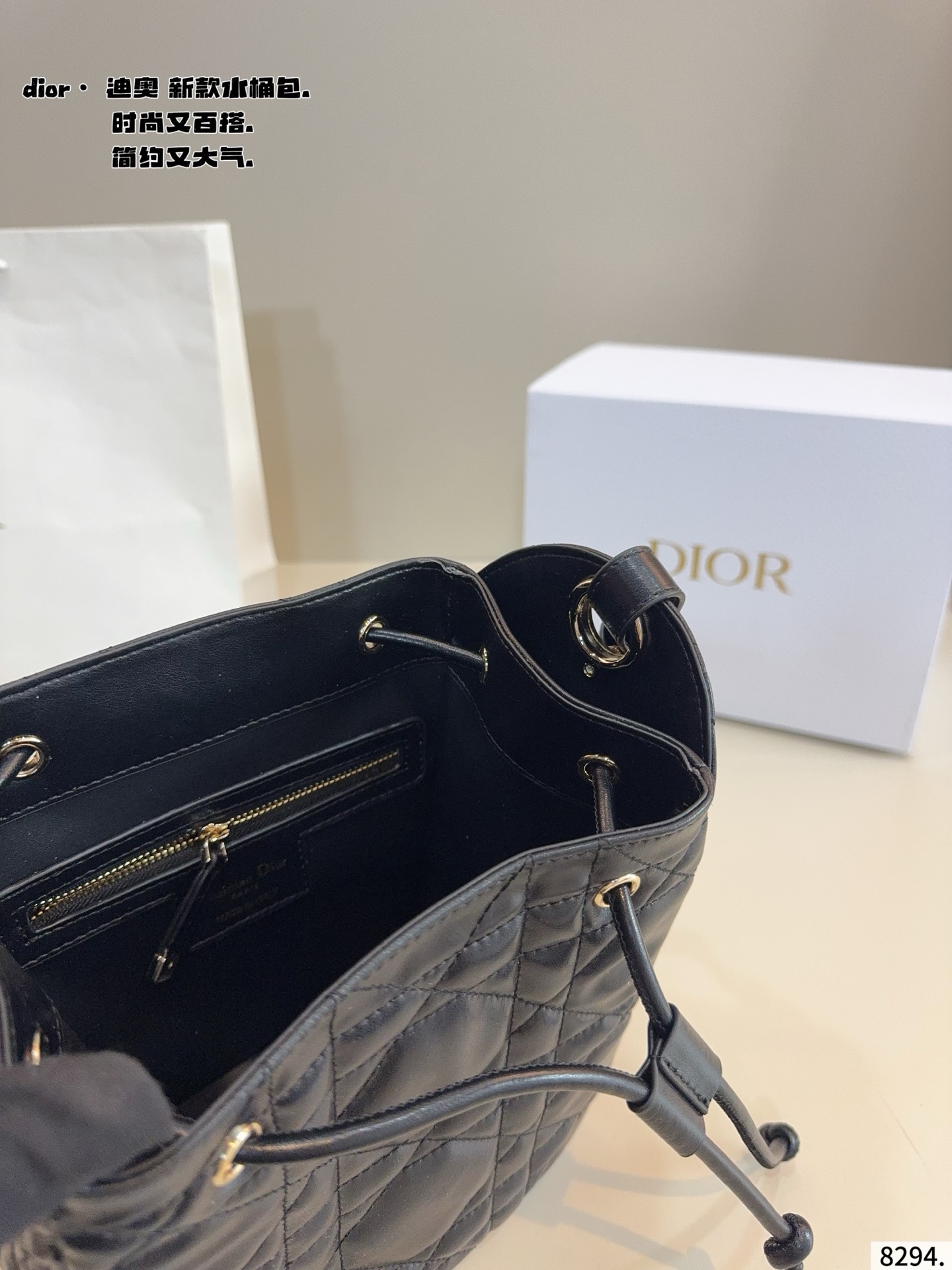 p200配礼盒🎁 D家 迪奥新款 caro 水桶包. 又酷又甜的水桶包 出門随手一拎就很好看 Dior新品真的太戳我拉 CEST DIOR出场就是王炸! 这个小水桶太太太有设计感拉 这种容量非常感人 一直焊死在身上的水桶尺寸:18*11*20cm