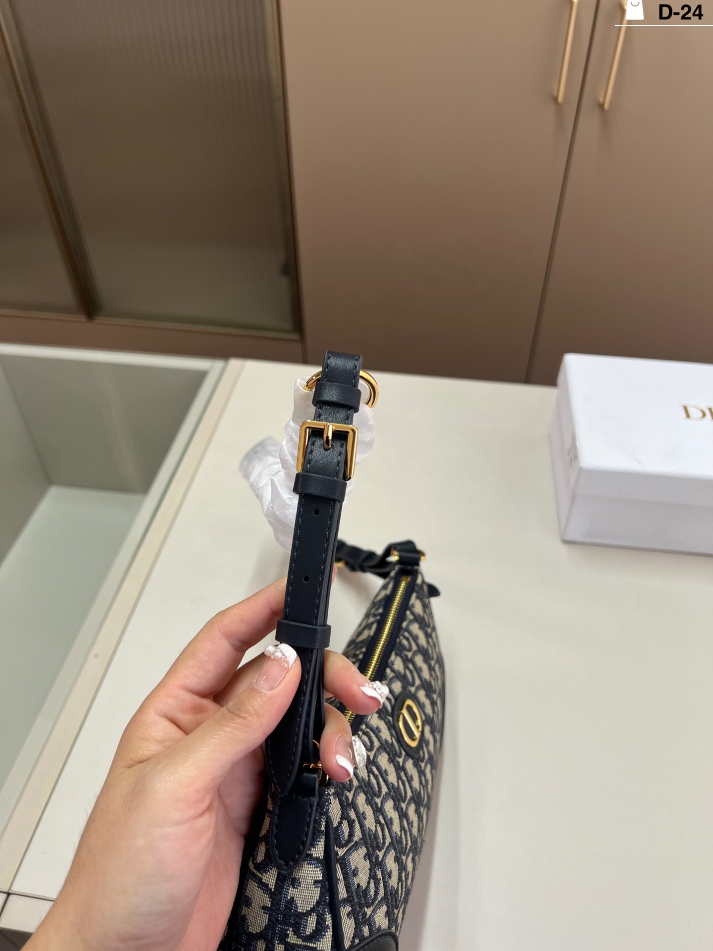 💰p195 迪奥DIOR 腋下包 包型太可爱了 容量非常可，日常通勤都没问题 可咸可甜 质感满分工艺非常讲究 细节立体感拉满D-24尺寸26&times;10配盒