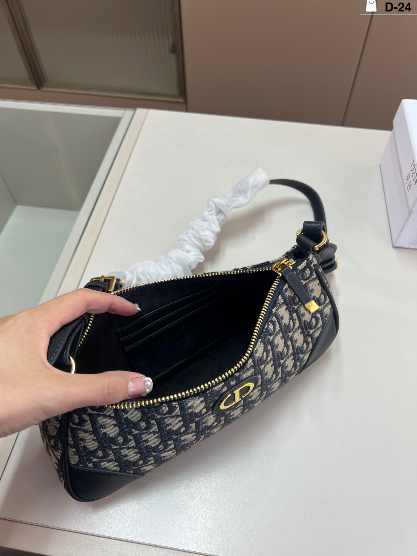 💰p195 迪奥DIOR 腋下包 包型太可爱了 容量非常可，日常通勤都没问题 可咸可甜 质感满分工艺非常讲究 细节立体感拉满D-24尺寸26&times;10配盒