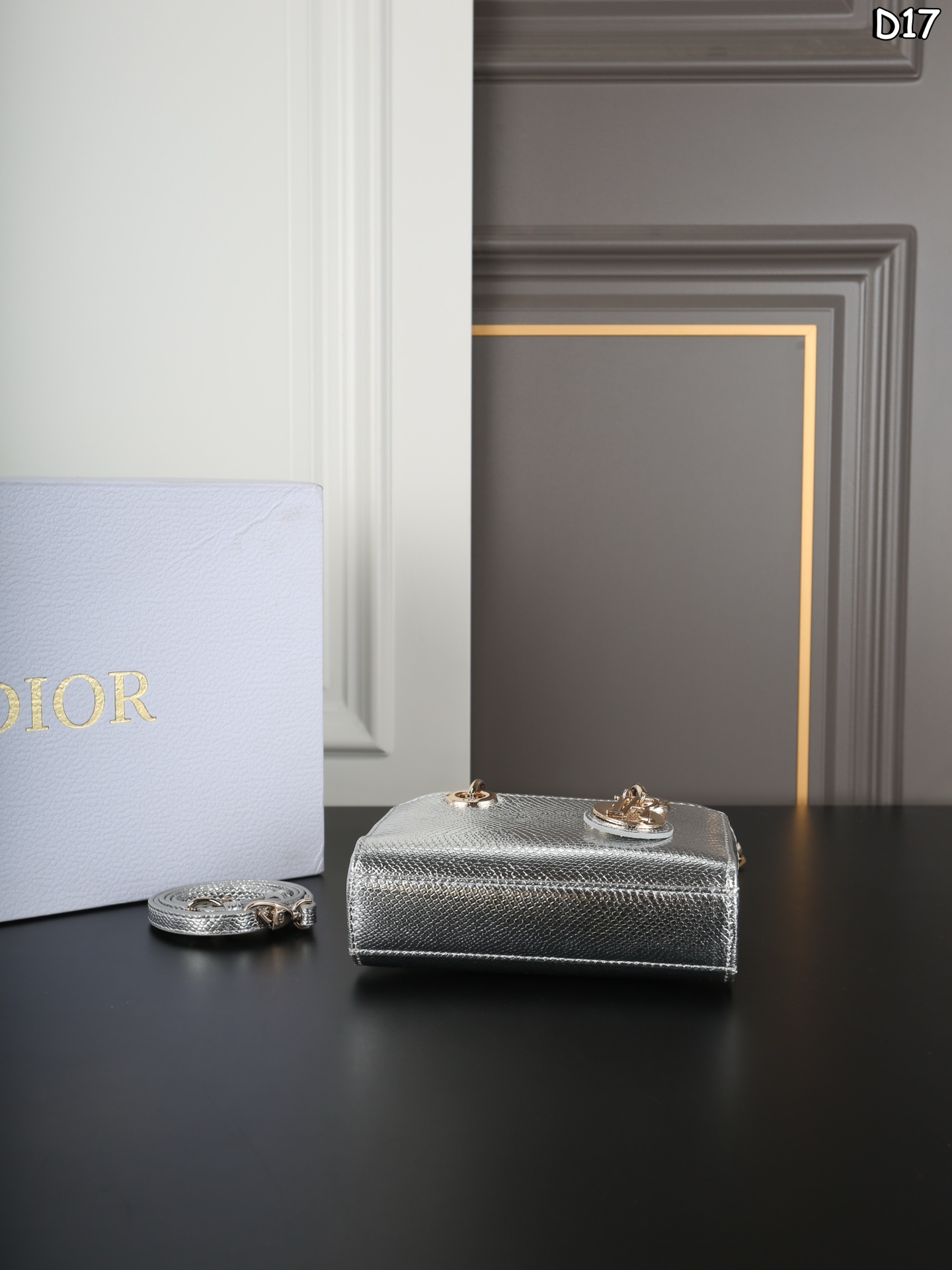大P190 折叠盒 小P160 折叠盒 DIOR迪奥 Lady D-JOY 蜥蜴纹 横版戴妃包单肩斜挎手提包 酷girl也能背的🖤Dior蜥蜴皮🦎金属感戴妃❗️ 独特的稀有蜥蜴皮🦎质感超好 金属感⛓️的香槟色和银色 搭配深色上衣和牛仔裤街头感满满 时髦高级酷女孩必备🕶️ 尺寸:21×11/17×10