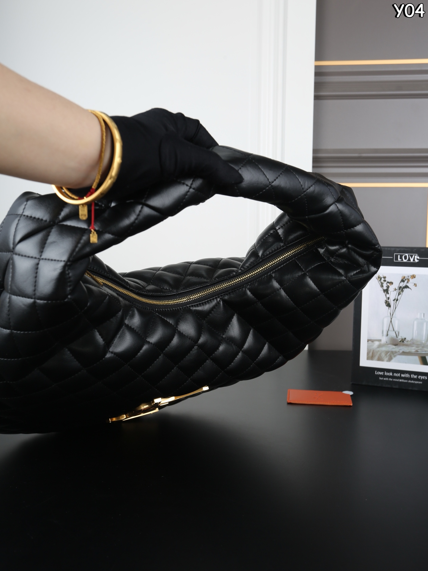 P230 YSL圣罗兰 ICARE HOBO 腋下包 手提包 YSL超🔥的一款大包包ICARE，25年秋冬推出腋下包款啦[氛围感R]大包爱好者又🈶新的选择啦！ 当年YSL ICARE就🔥的不要不要的，一枚大金属logo是视觉焦点，ICARE HOBO继承了这些特征，软质包身贴合日常，随手一挎便融入通勤、逛街或短途出行的节奏[爆炸R] 简约设计藏得住细节，无论是装点小物的内袋，还是耐造的面料，都为实用主义而生～ 别看是羊皮哦，耐造又高级👌～ 尺寸：45&times;35