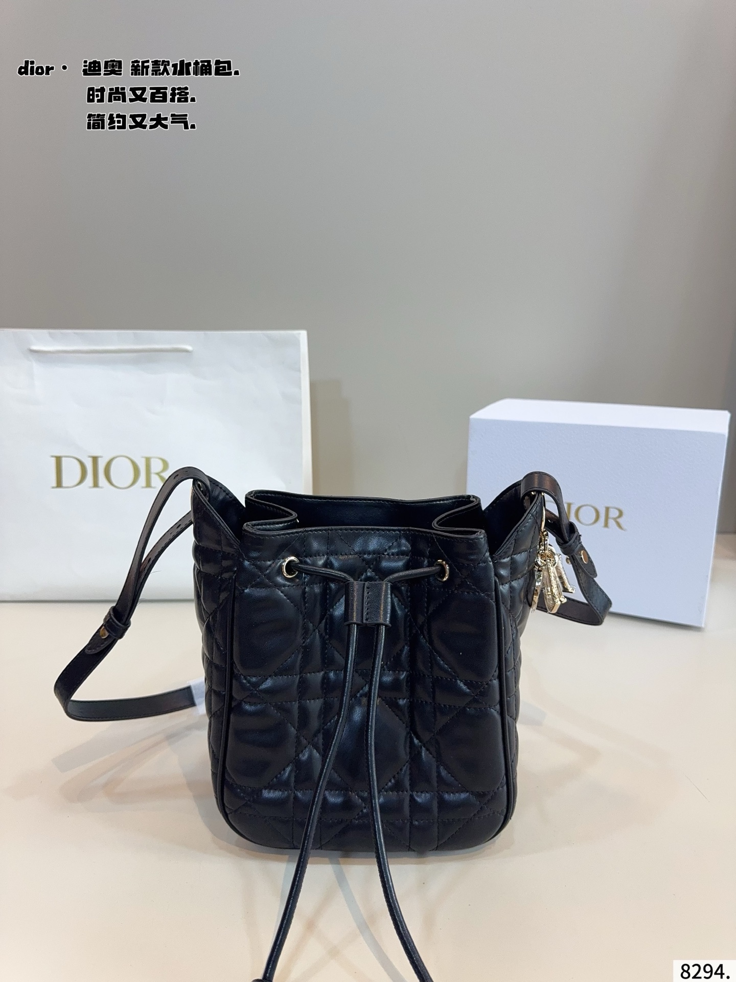 p200配礼盒🎁 D家 迪奥新款 caro 水桶包. 又酷又甜的水桶包 出門随手一拎就很好看 Dior新品真的太戳我拉 CEST DIOR出场就是王炸! 这个小水桶太太太有设计感拉 这种容量非常感人 一直焊死在身上的水桶尺寸:18*11*20cm